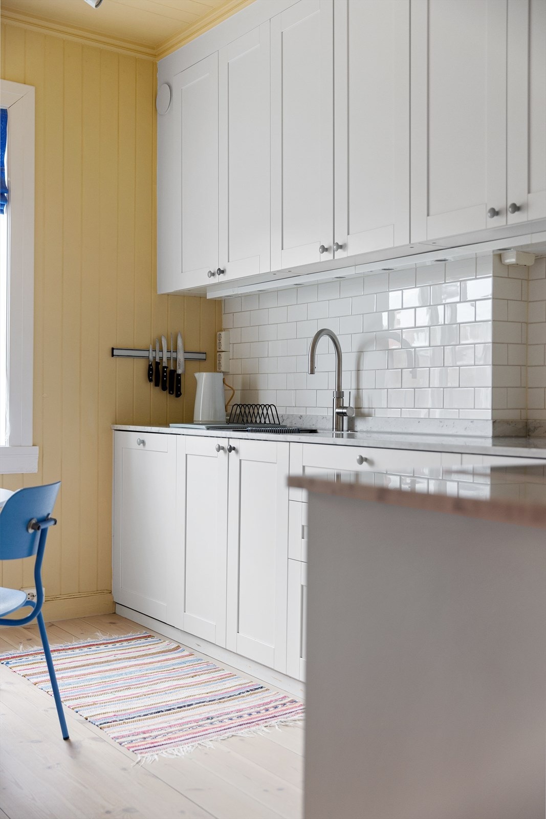 Videre er det integrert komfyr, induksjon platetopp, oppvaskmaskin. Galleribilde