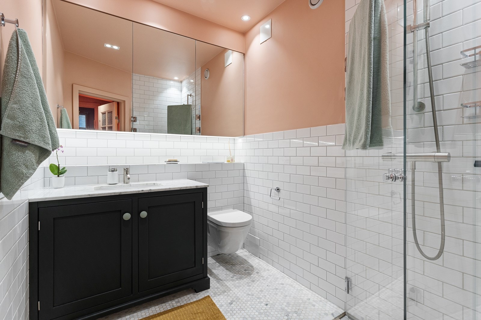 I fin tilknytning til entréen er det et praktisk baderom. Galleribilde