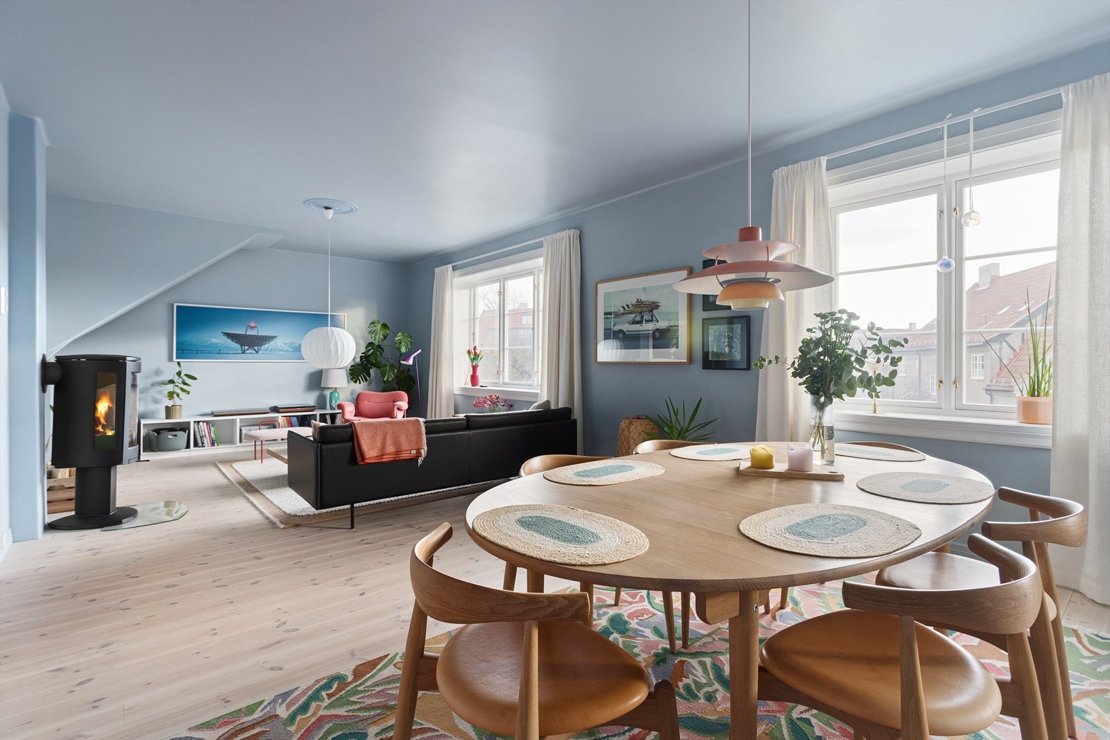 Boligen ligger meget fint til i byggets 2. etasje med utbygget loft og to hemsløsninger. Galleribilde