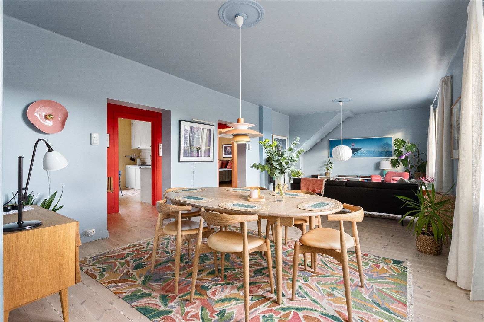 Stuen er møbleringsvennlig, og har god plass til både sofaseksjon og spisebord. Galleribilde