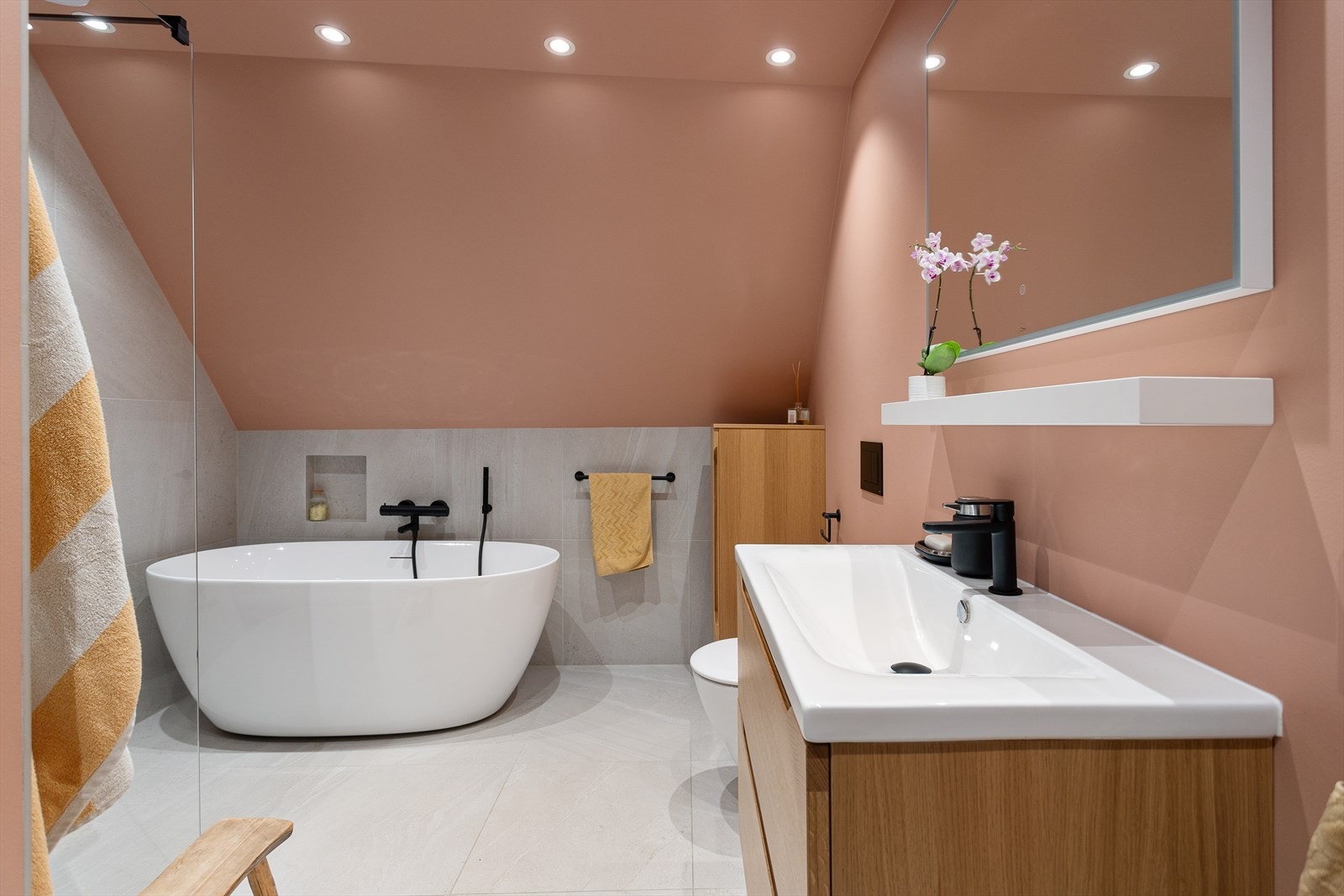 Et pent og delikat baderom fra 2021 med dokumentert utførelse. Galleribilde