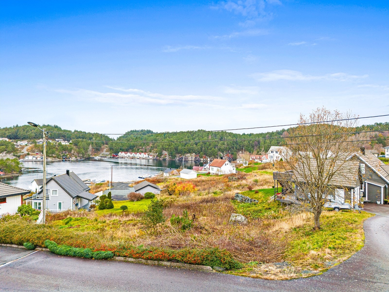 Flott utsikt mot sjø Galleribilde