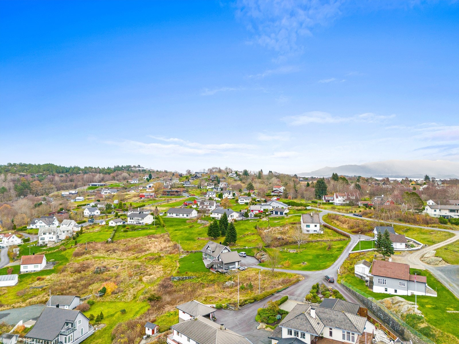 Fra eiendommen er det ca. 6 minutters kjøretur til Mosterhamn med dagligvarebutikk m.m., og ca. 18 minutter til Heiane handelssentrum Galleribilde