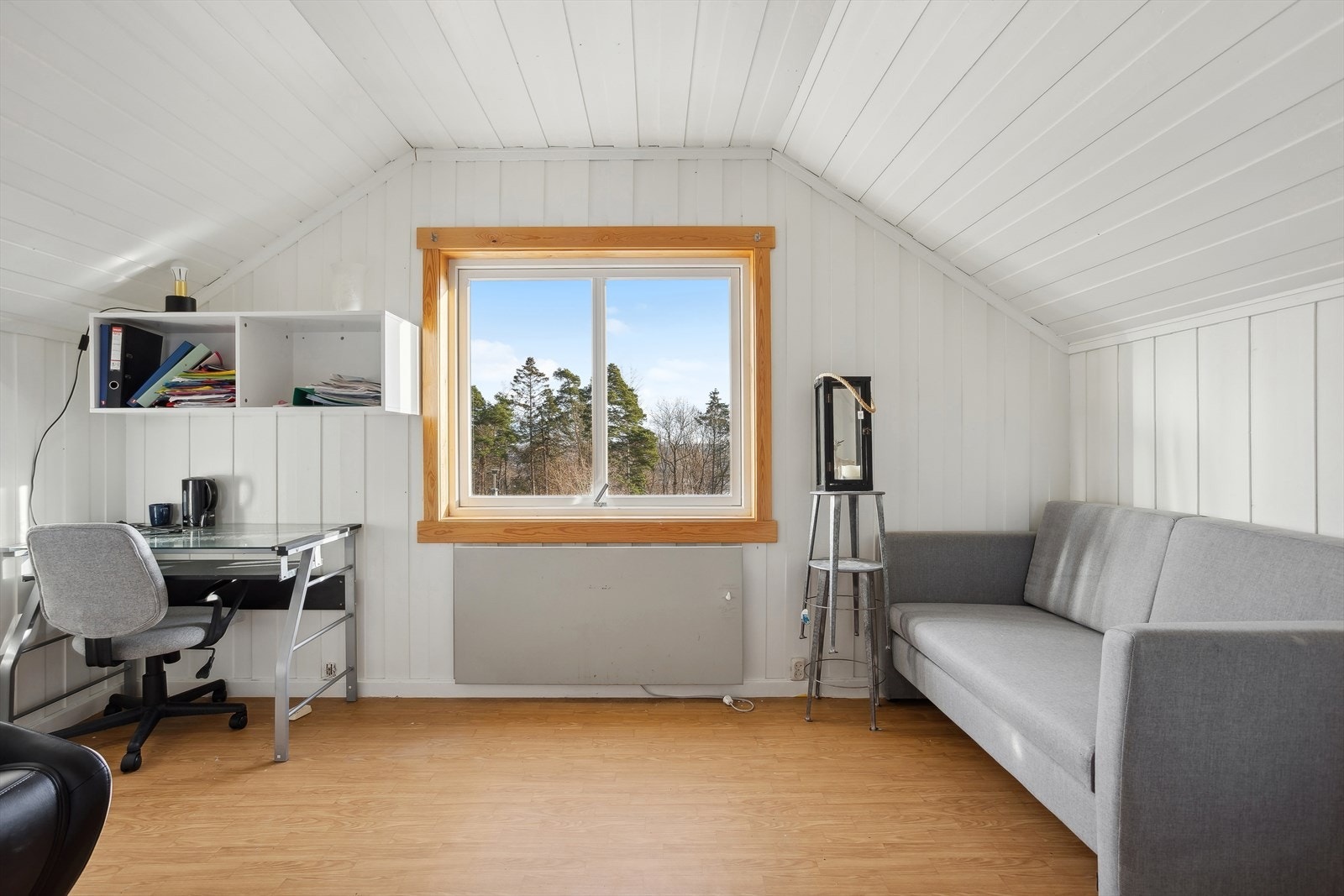 Soverom på loft. Adkomst via felles trapperom. Rommet er på 11kvm Galleribilde