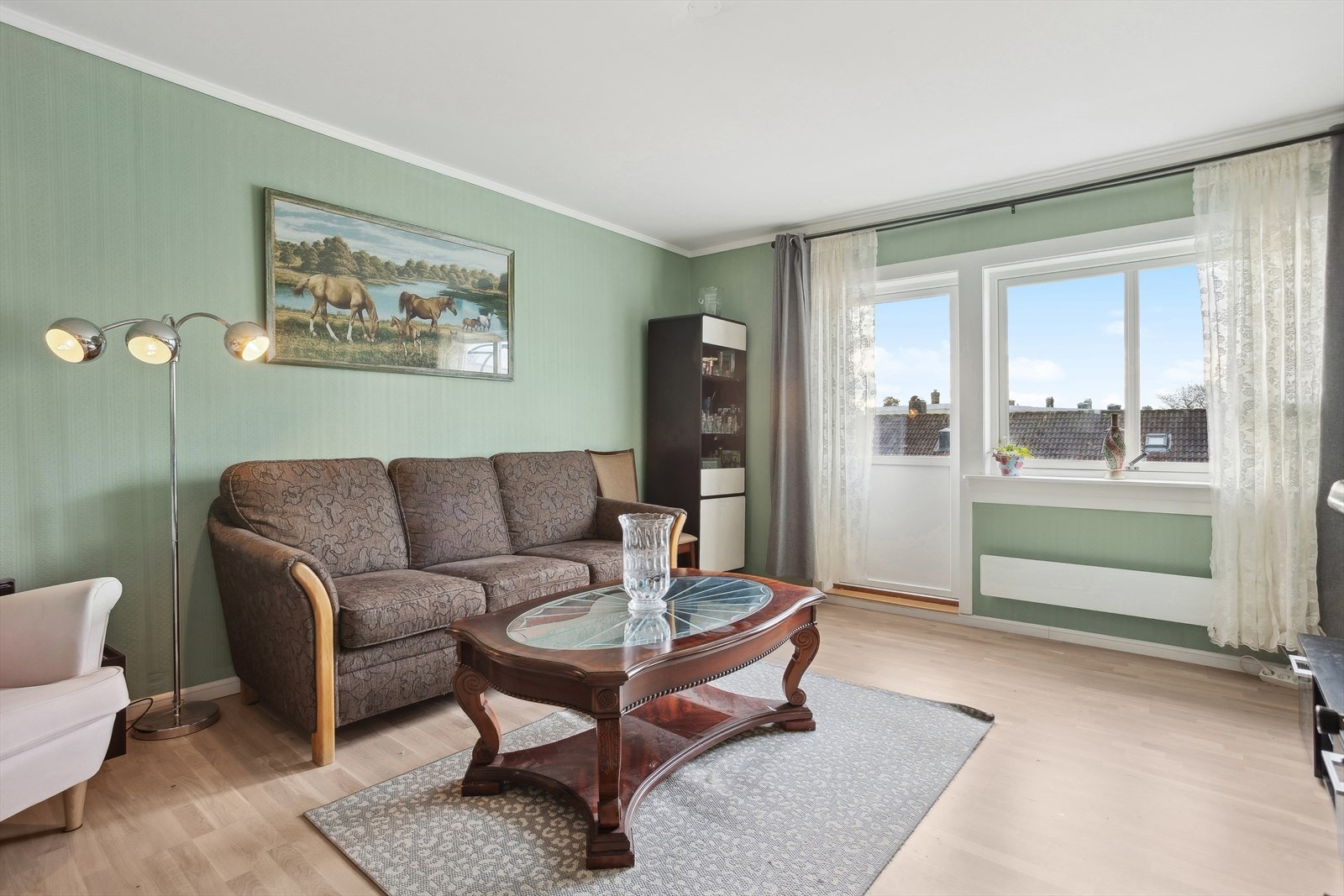 Godt med lysinnslipp i stua Galleribilde