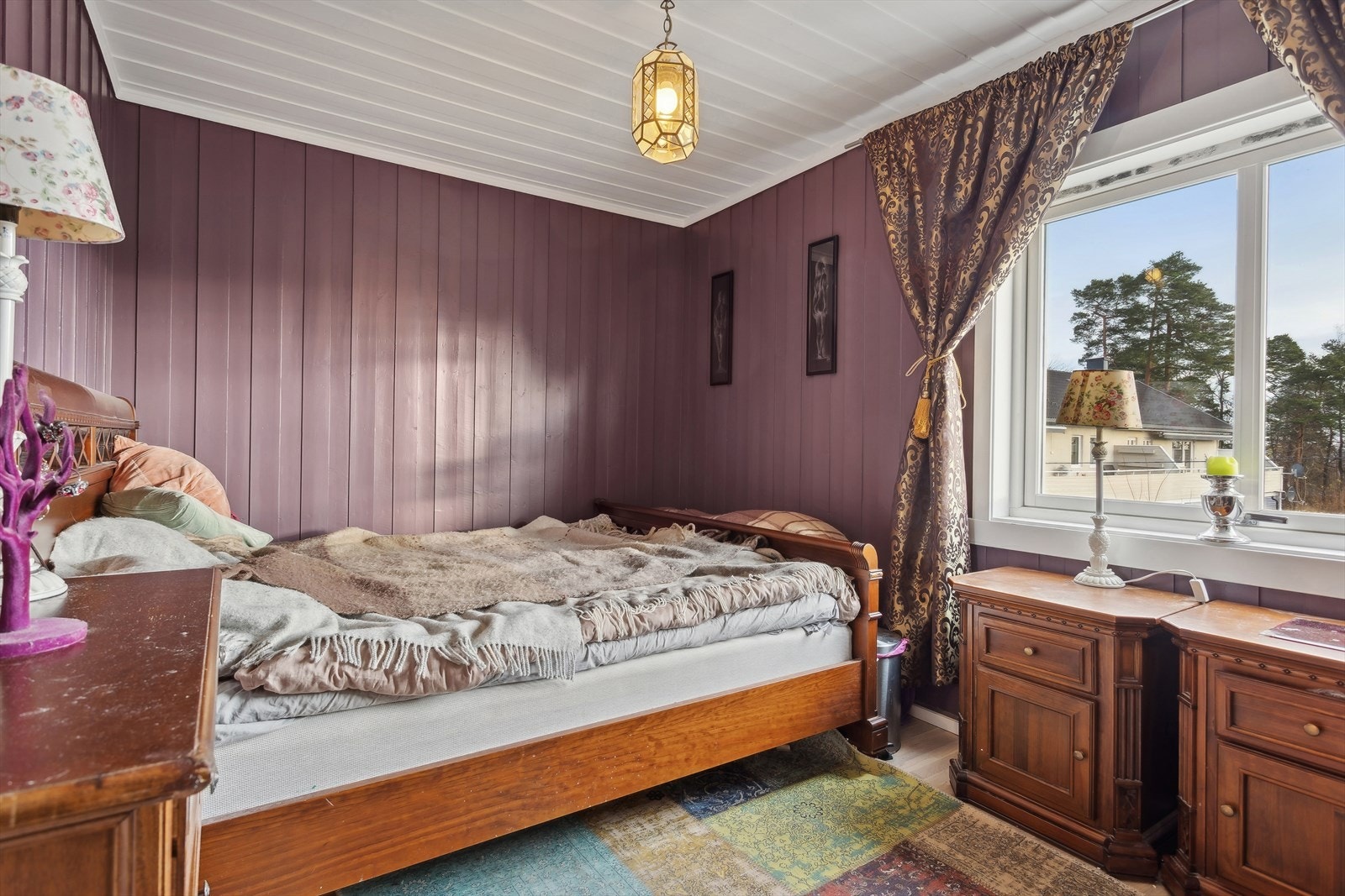 Boligens soverom har god plass til dobbeltseng og tilhørende møblement. Galleribilde