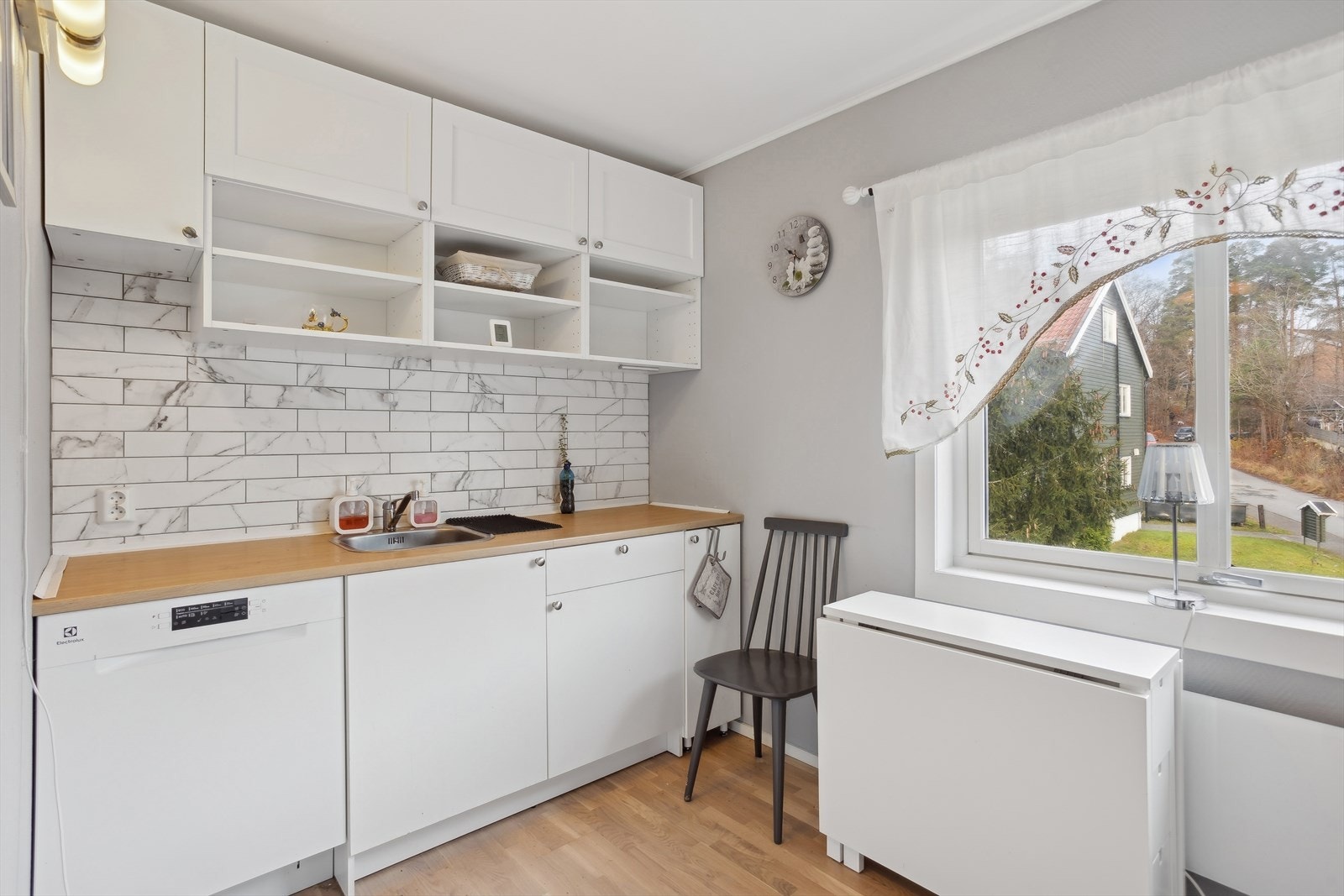 Kjøkkenet har innredning med frittstående komfyr, og kjøl/fryseskap. Underbygget oppvaskmaskin Galleribilde