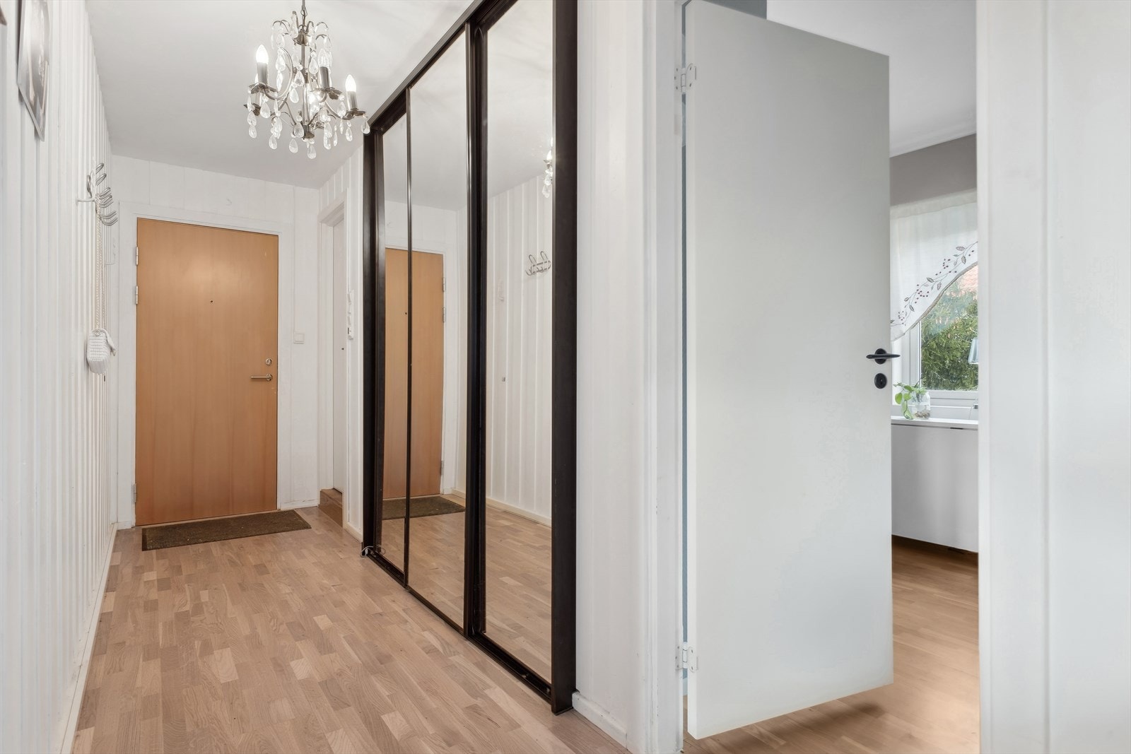 Velkommen inn! Entre/gang med plass til å henge fra seg yttertøy. Galleribilde