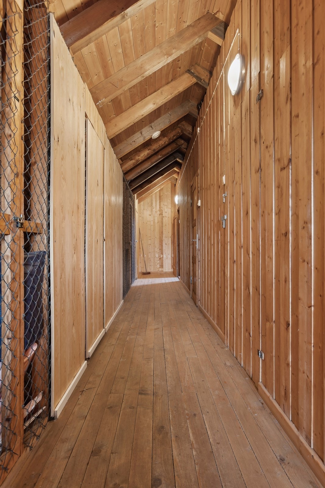 Totalt 3 boder medfølger. 1 på loftet og 2 i kjeller. Godt med lagringsplass Galleribilde