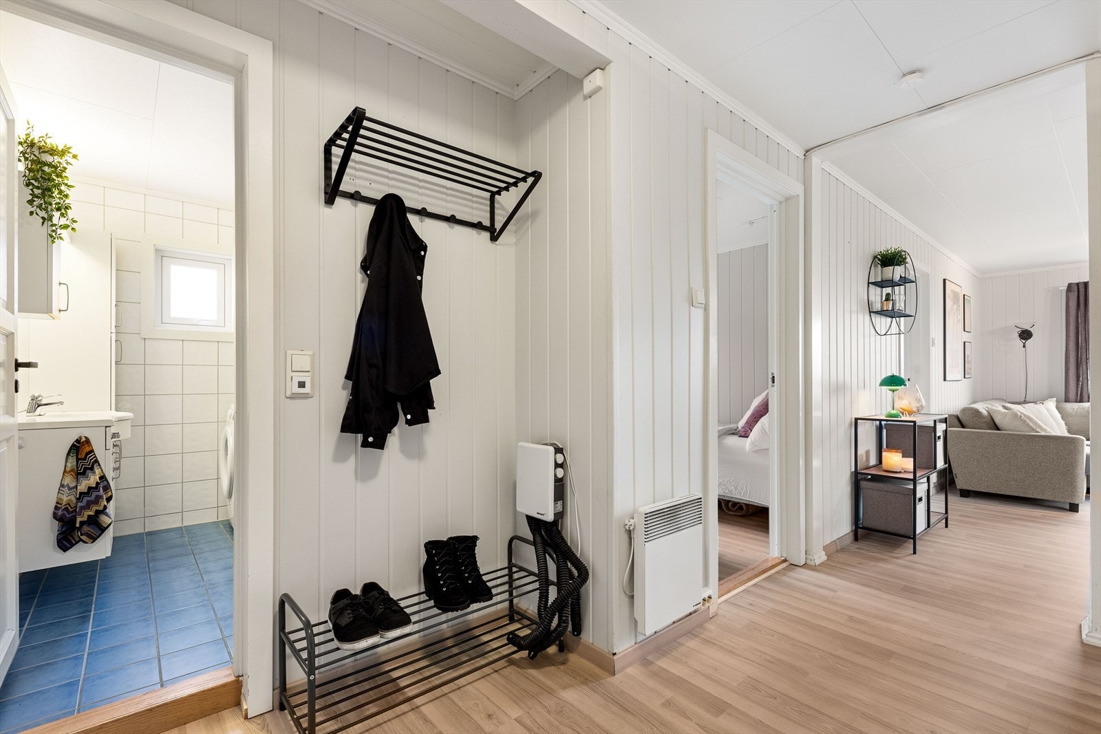 Fra gangen har du tilgang til bad, stue og to soverom. Her har du plass til alt av sko, jakker og annet yttertøy! Galleribilde