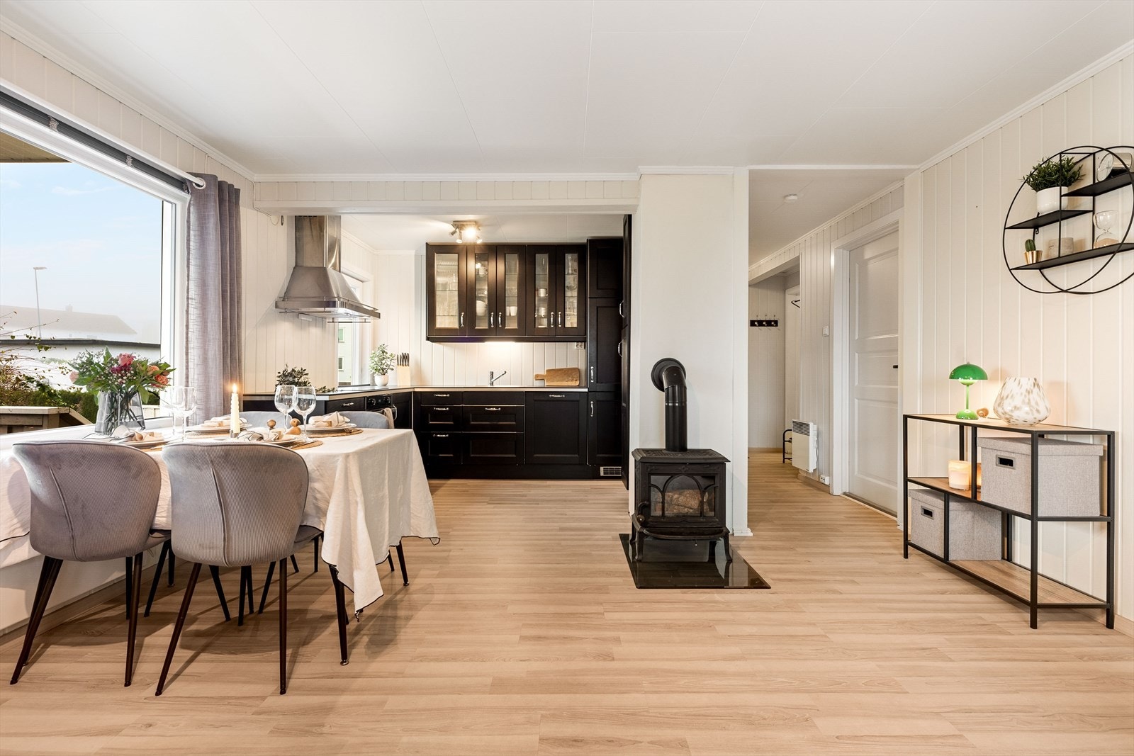 På kjøkkenet er det innredning av mørke profilerte tre fronter og laminert benkeplate. Galleribilde