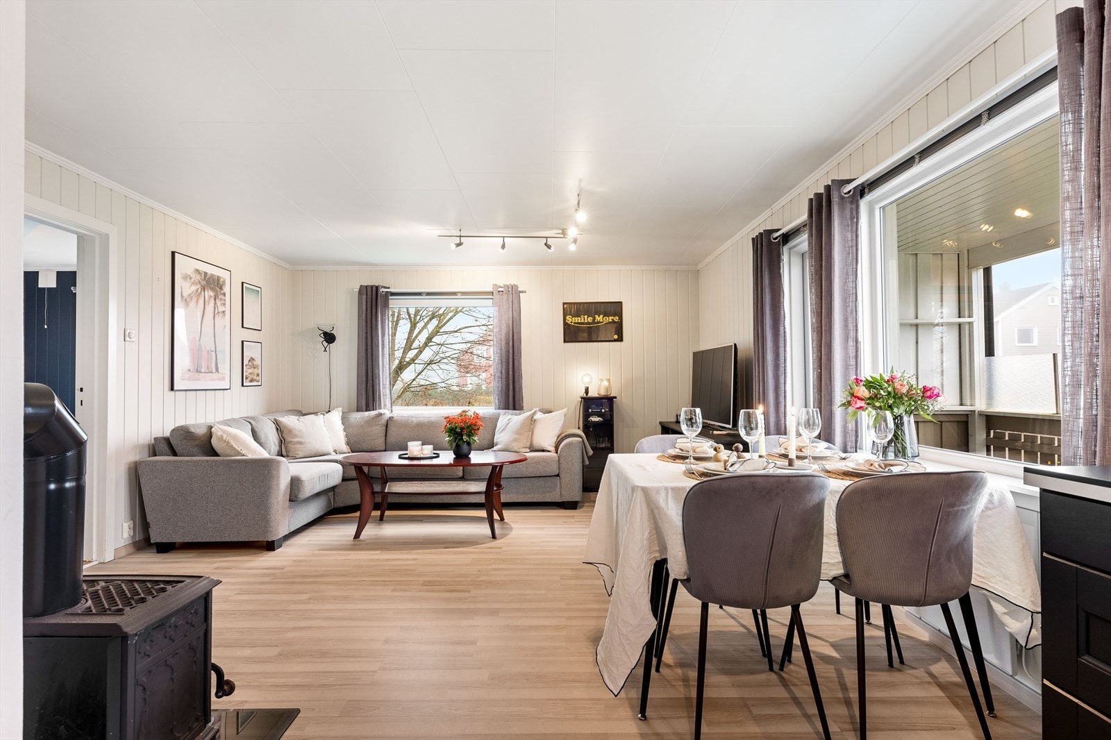 Boligen er varmet med peis i stuen og varmekabler på badet. Galleribilde