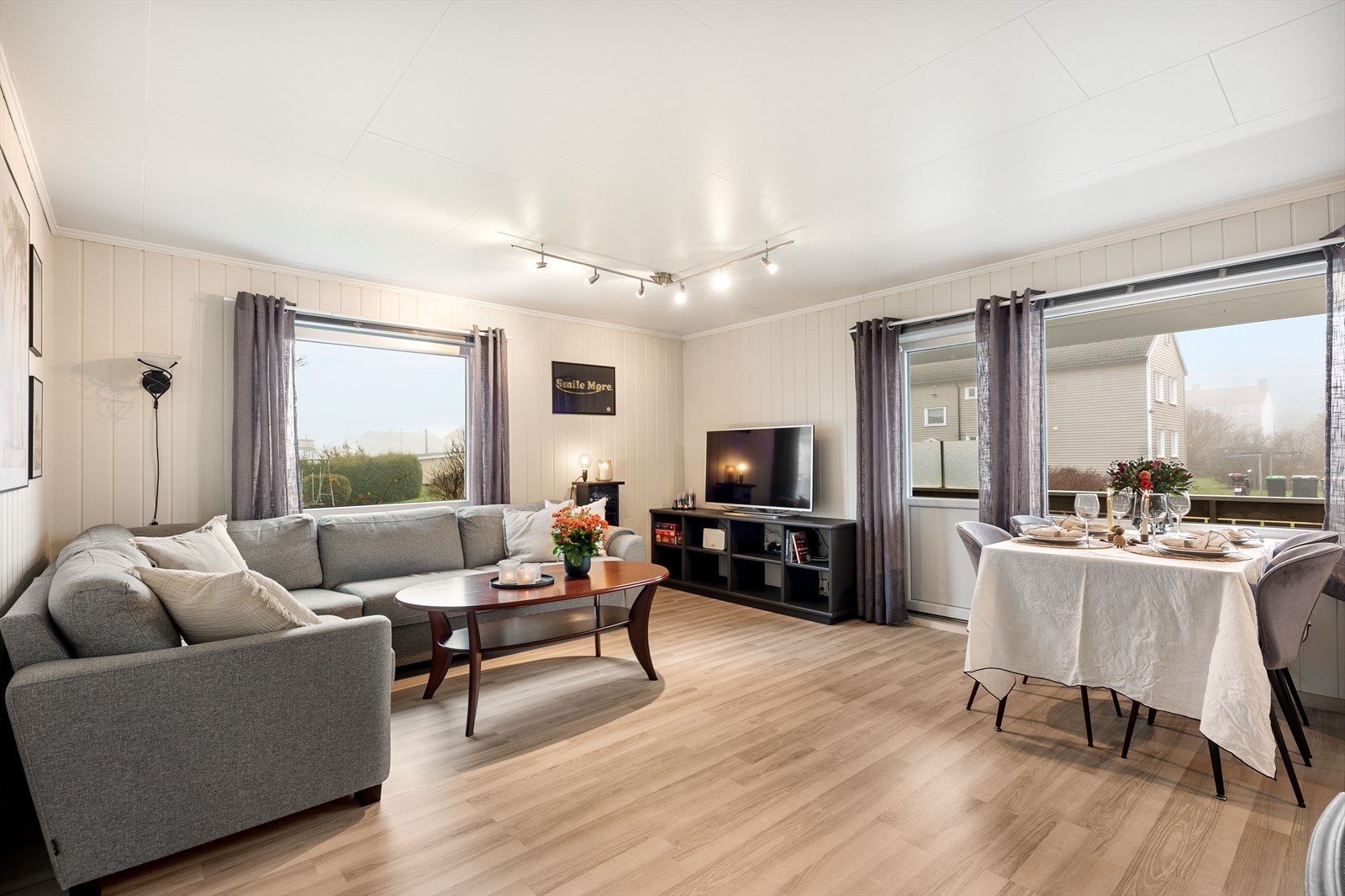 Stuen er malt i tidsriktig farger som gir et moderne inntrykk. Galleribilde