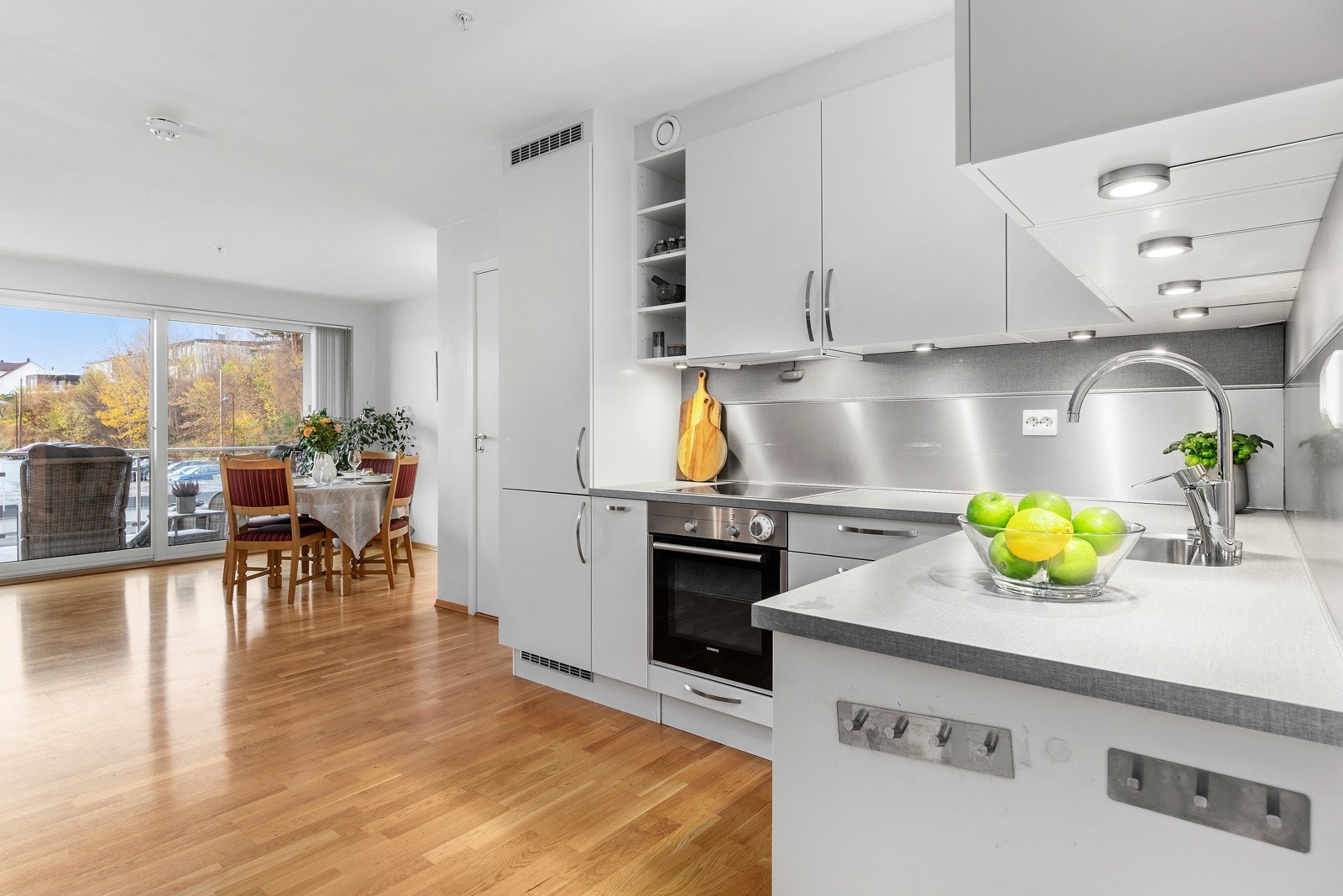 Sprutplate og belysning over kjøkkenbenken er et smart og funksjonelt tillegg til kjøkkenet. Galleribilde