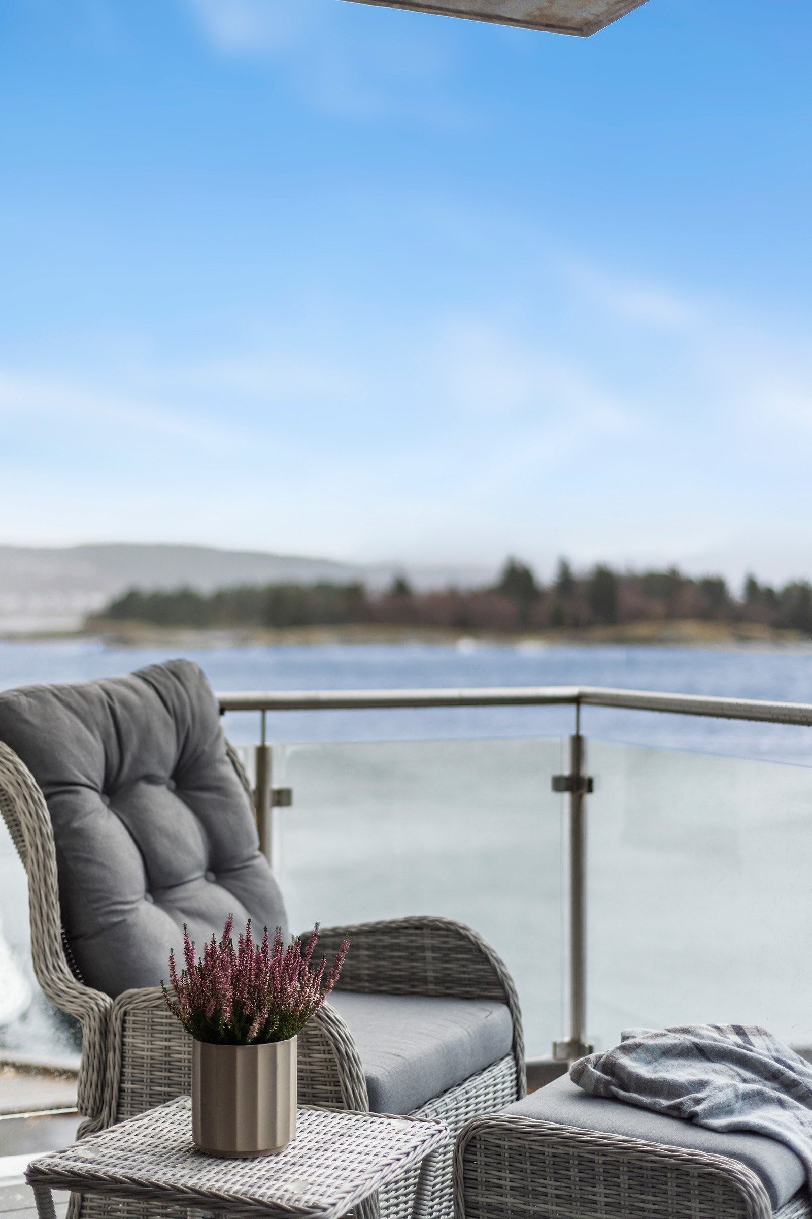 Nyt lyden av bølgeskvulp fra verandaen. Galleribilde