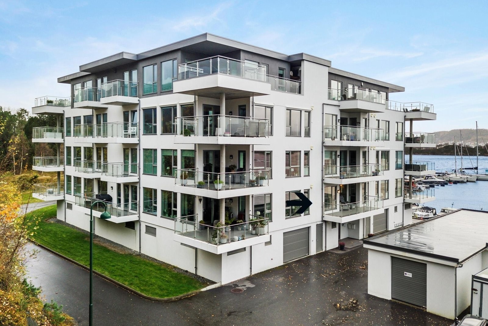 Fasadebilde med inngangsparti mot øst Galleribilde