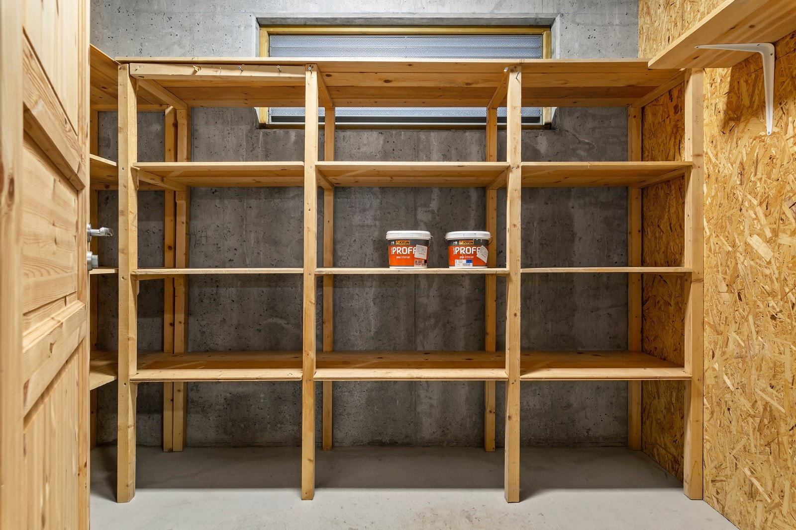 Boden har hyllesystem for systematisk og ryddig oppbevaring. Galleribilde