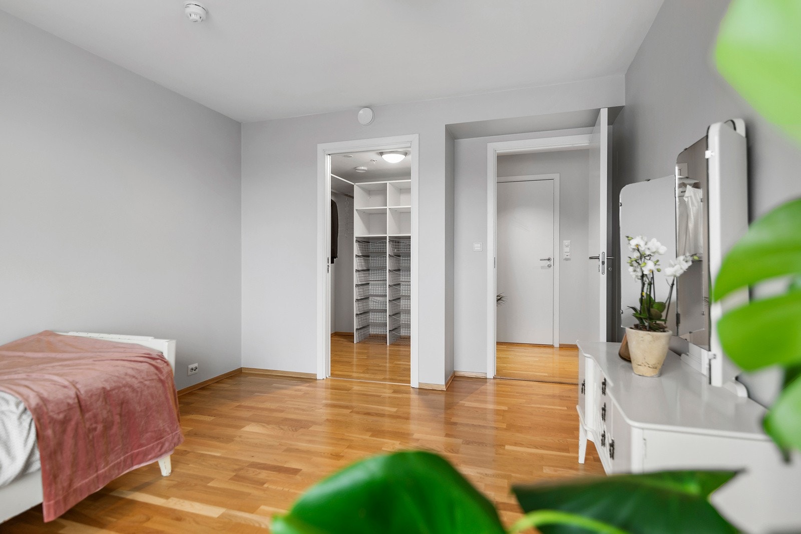 Flott og praktisk walk-in gardeobe i direkte tilknytning til soverom. Galleribilde