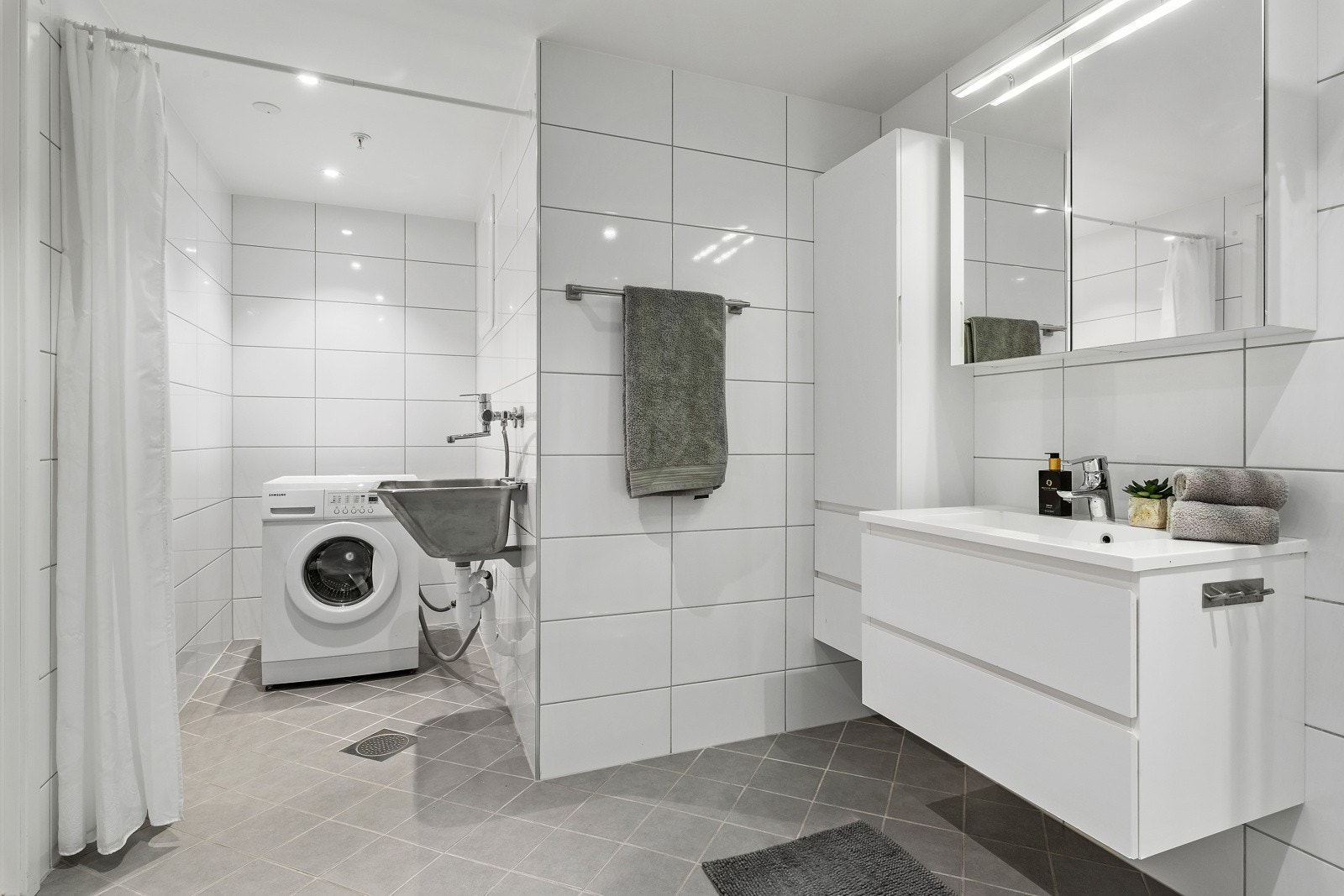 Smart nisje på badet med plass til både tørketrommel og vaskemaskin side om side Galleribilde