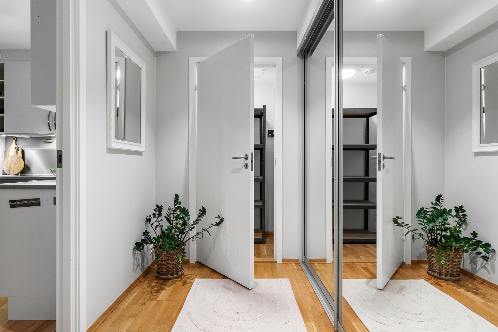 Skyvedørsgarderobe og innvendig bod gir leiligheten det lille ekstra. Galleribilde