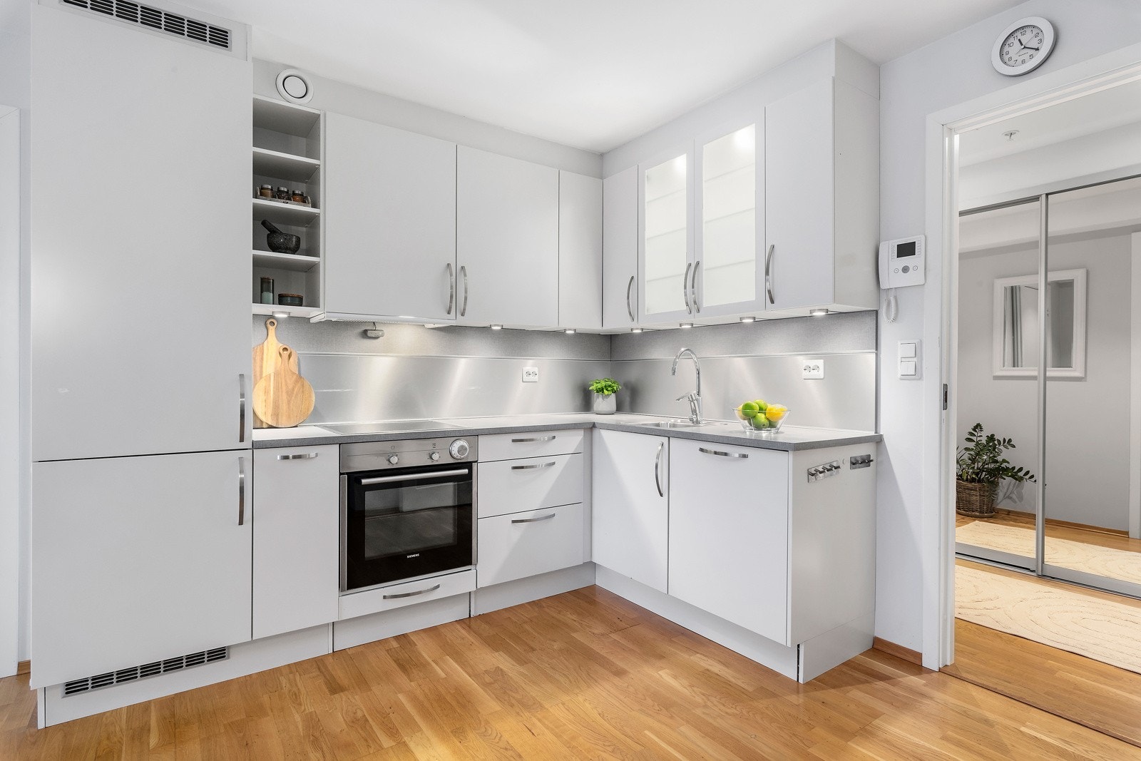 Legg merke til takhøy innredning fra HTH. Her er også callinganlegget med kamerafunksjon montert. Galleribilde