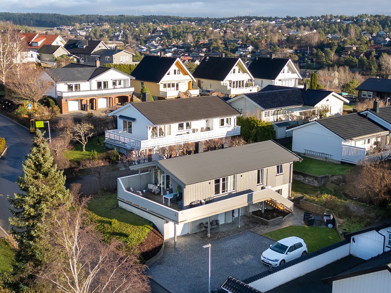 Boligen ligger høyt å fritt med god utsikt. Flere p.plasser på egen tomt. Velkommen på visning. Galleribilde