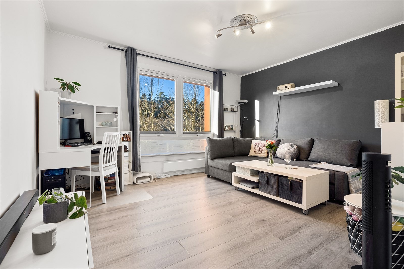 Stue med store vindusflater og gode lysforhold Galleribilde