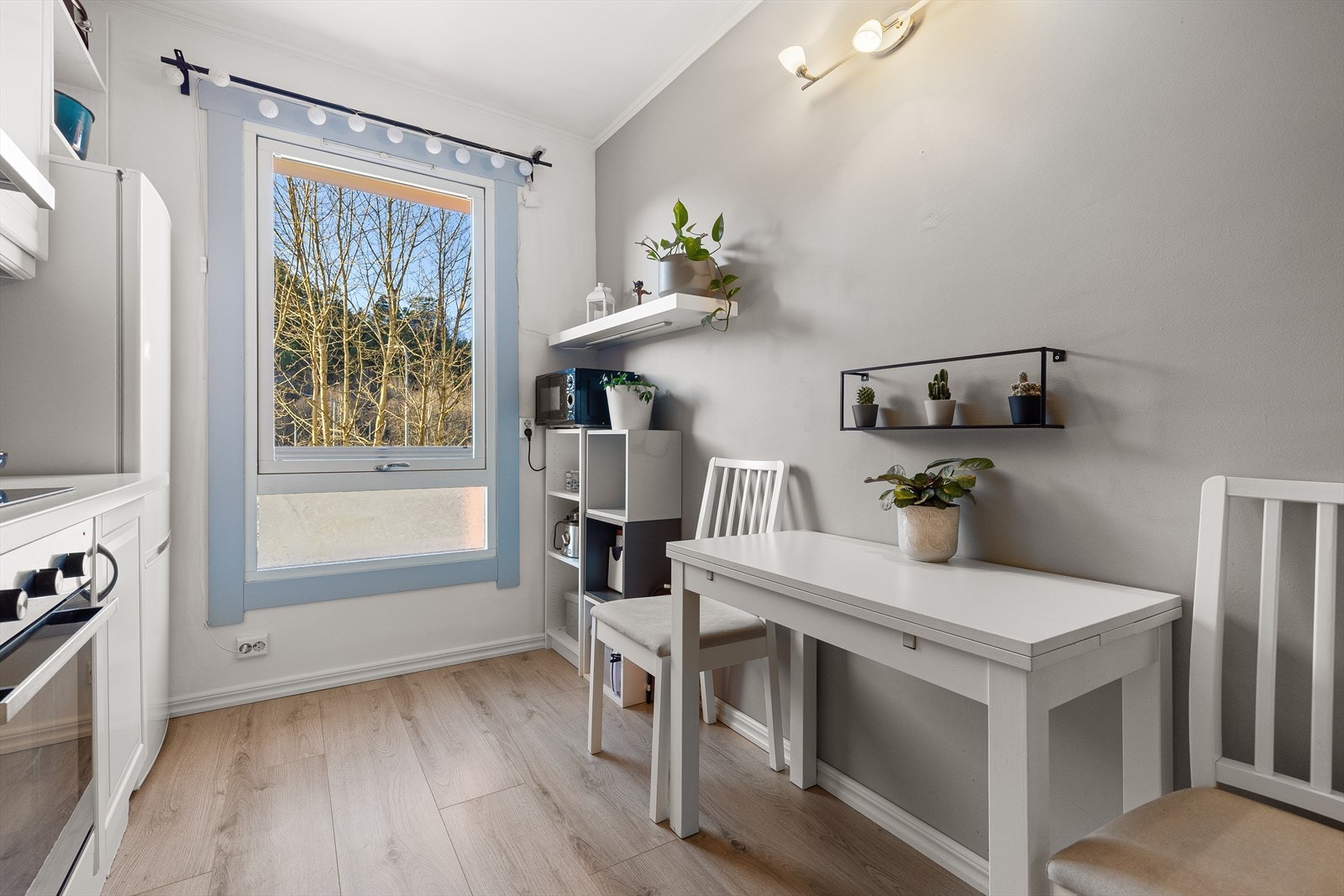 På kjøkkenet er det plass til et lite spisebord. Varmtvann er inkludert i felleskostnadene Galleribilde