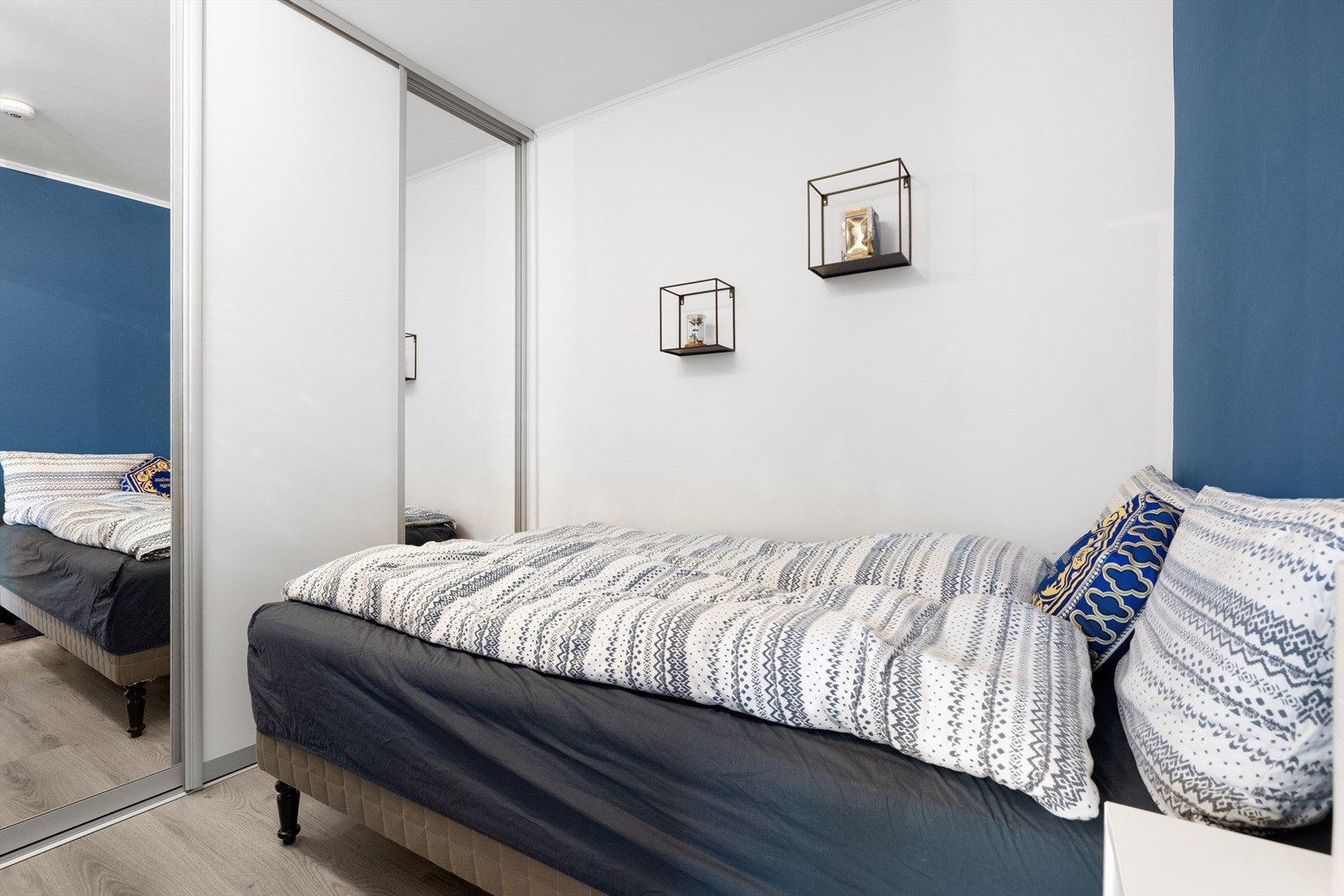 Praktisk skyvedørsgarderobe fra 2019 med gode oppbevaringsmuligheter Galleribilde