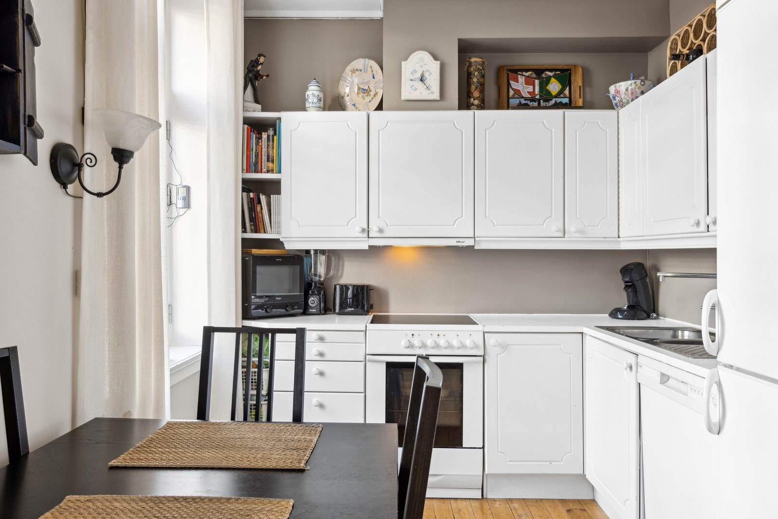 Separat og praktisk kjøkken med plass til spisebord Galleribilde