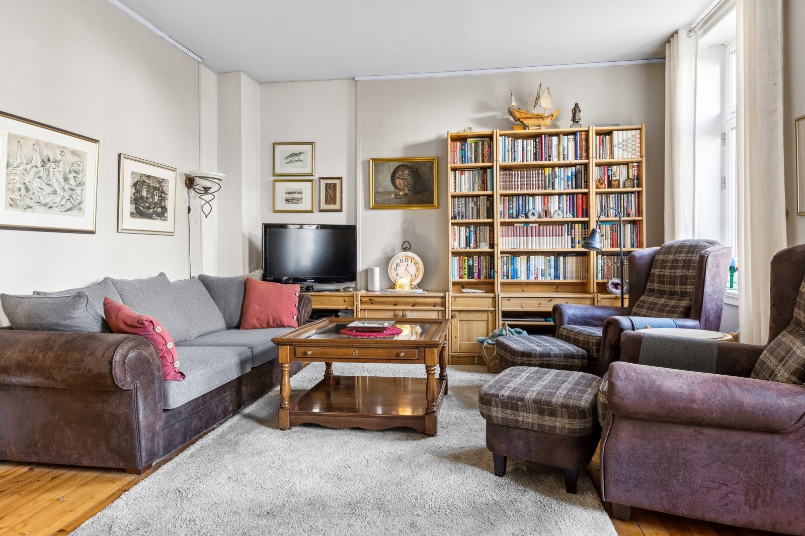 Stuen er romslig og er lett å møblere Galleribilde