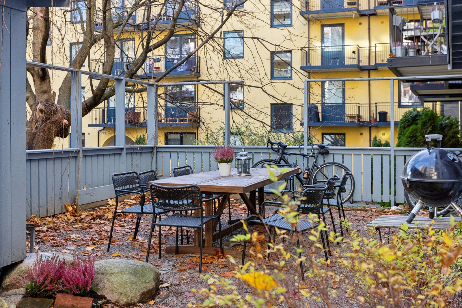 Fra hyggelig bakgård Galleribilde