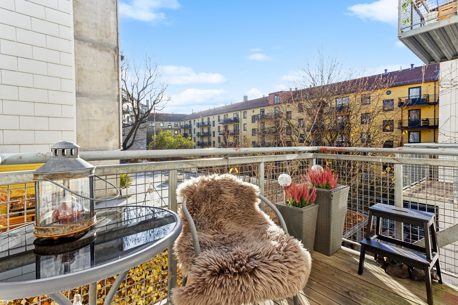 Leiligheten har fin syd-sydøstvendt balkong på 3,6 kvm. ut mot bakgård Galleribilde