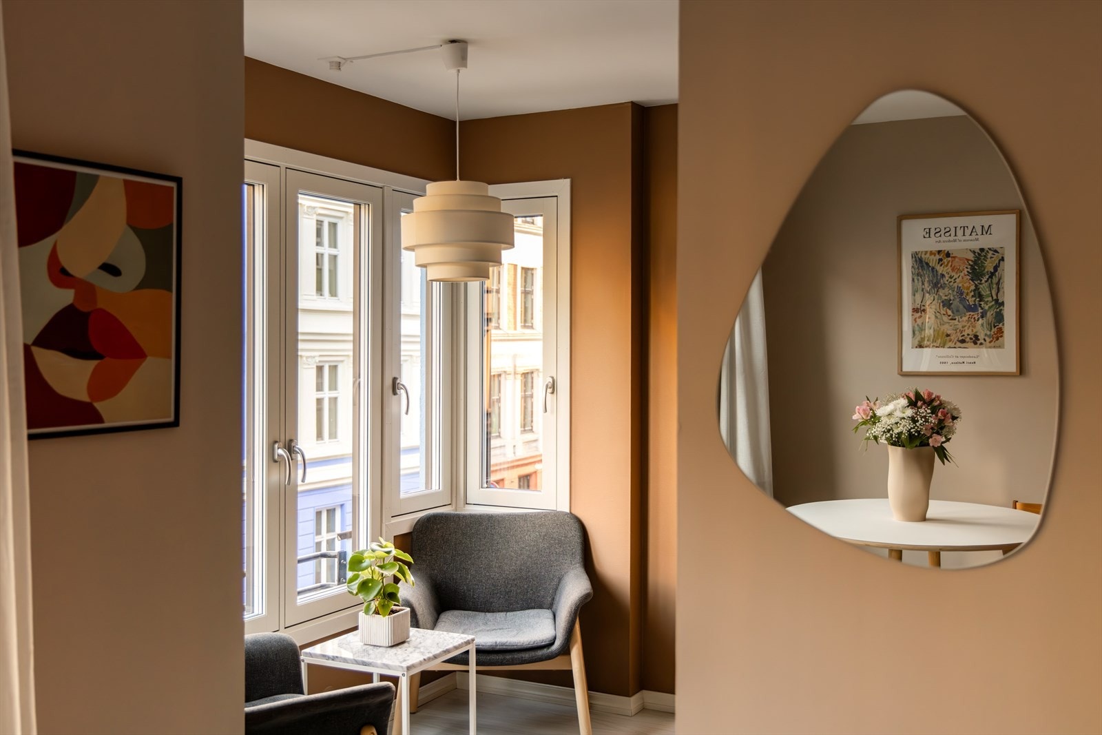 De mange vinduene, nylig byttet i 2024, slipper inn rikelig med naturlig lys, som skaper en trivelig atmosfære. Fra stuen er det delvis åpent inn til kjøkkenet via trivelig "karnapp-". Galleribilde