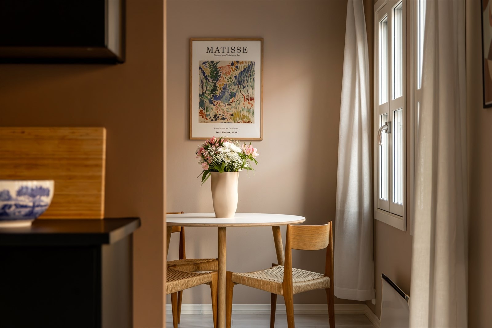 Den delvise åpningen mellom kjøkkenet og stuen gir fin kontakt mellom rommene men likevel nok skjerming - en velfungerende og god løsning. Selger opplyser å ha et årlig strømforbruk på ca. 4 869 kWh. Energiforbruket vil variere fra husstand til husstand. Galleribilde