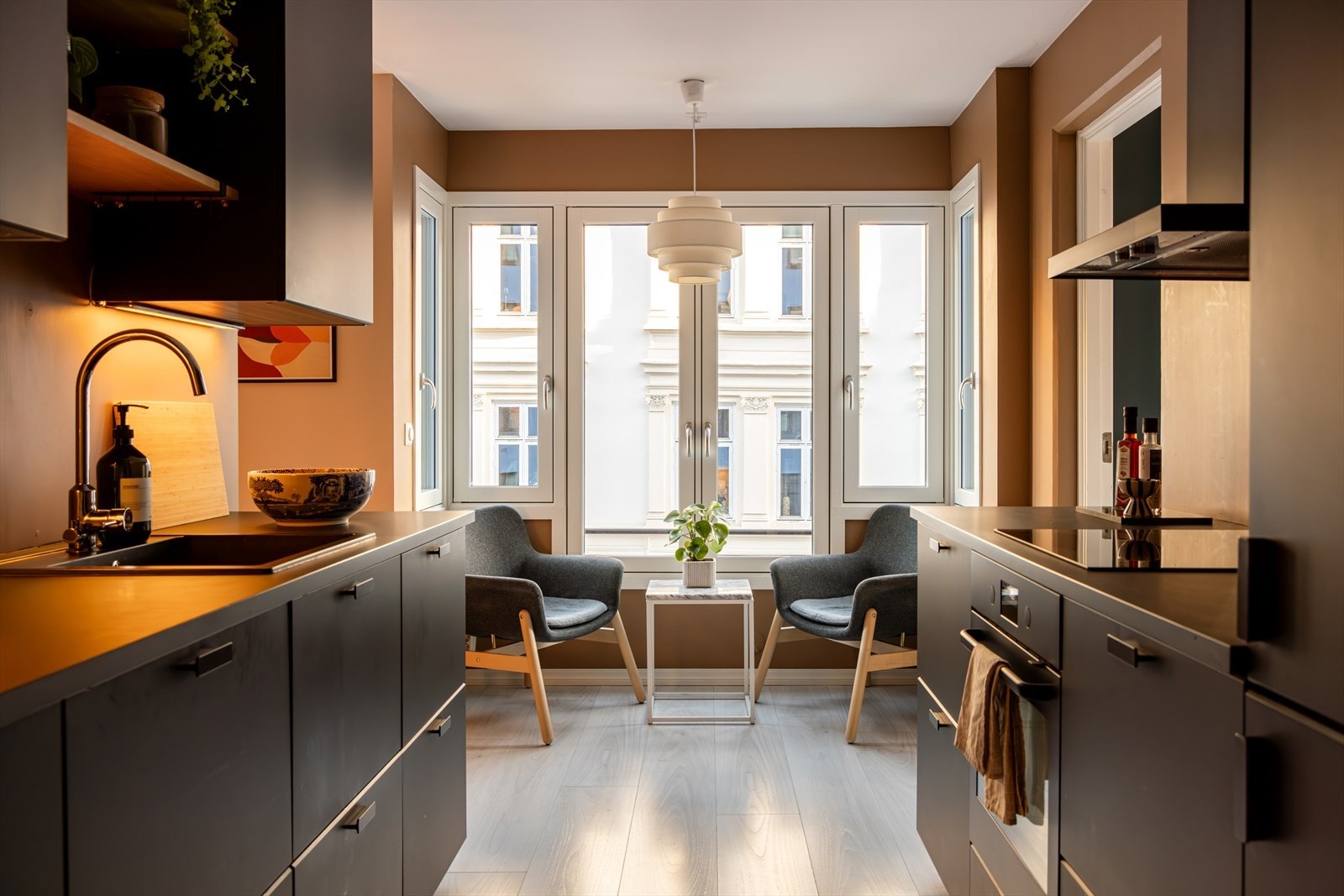 Velkommen til Herslebs gate 9 - En lekker 2-roms selveierleilighet med god standard og super planløsning - Nye vinduer i 2024. Nyoppusset fasade i 2024 - Presentert av Sylvia Post ved Nordvik Bolig! Galleribilde