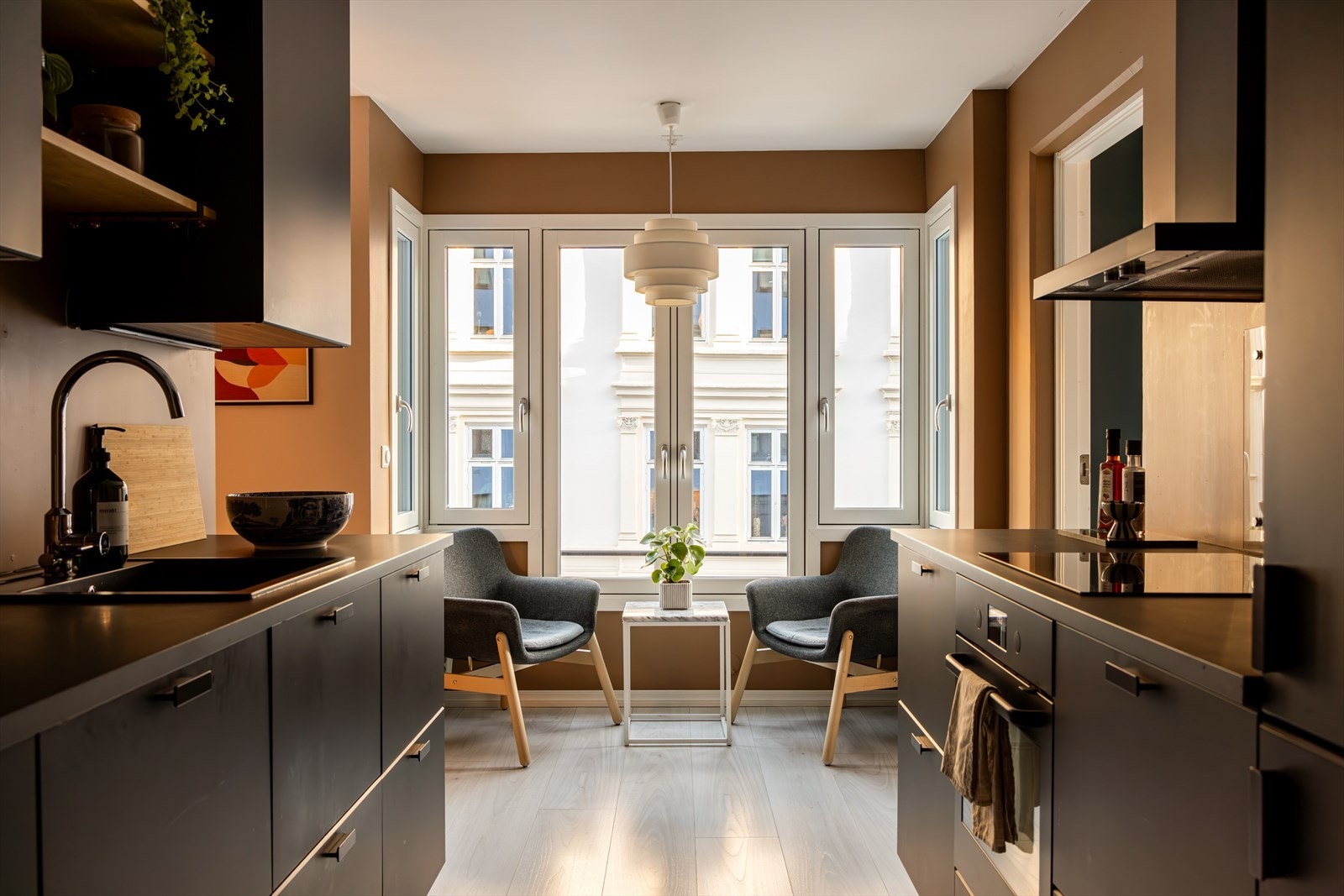 Leiligheten har et virkelig flott og kjøkken. Her er det god plass for deg som trives med matlaging og et superhyggelig karnapp ved vinduene som gjerne blir den mest populære plassen i boligen når vertskapet kokkelerer! Galleribilde