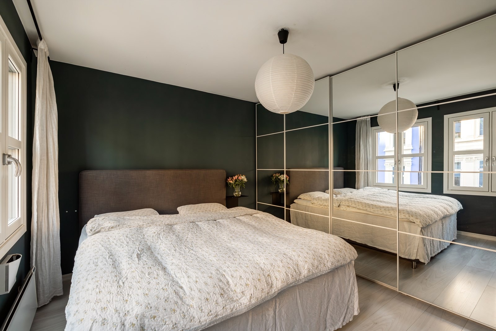 Soverommet er av god størrelse og har en avslappende atmosfære med vegger malt i en dyp, mørk grønnfarge. Galleribilde