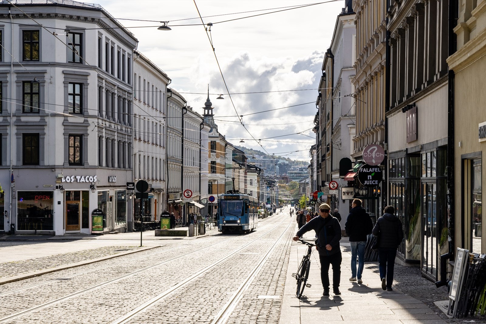 Grünerløkka har et fantastisk utvalg av spennende forretninger, restauranter og caféer, alle ligger som perler på en snor som her langs Thorvald Meyers gate. Galleribilde