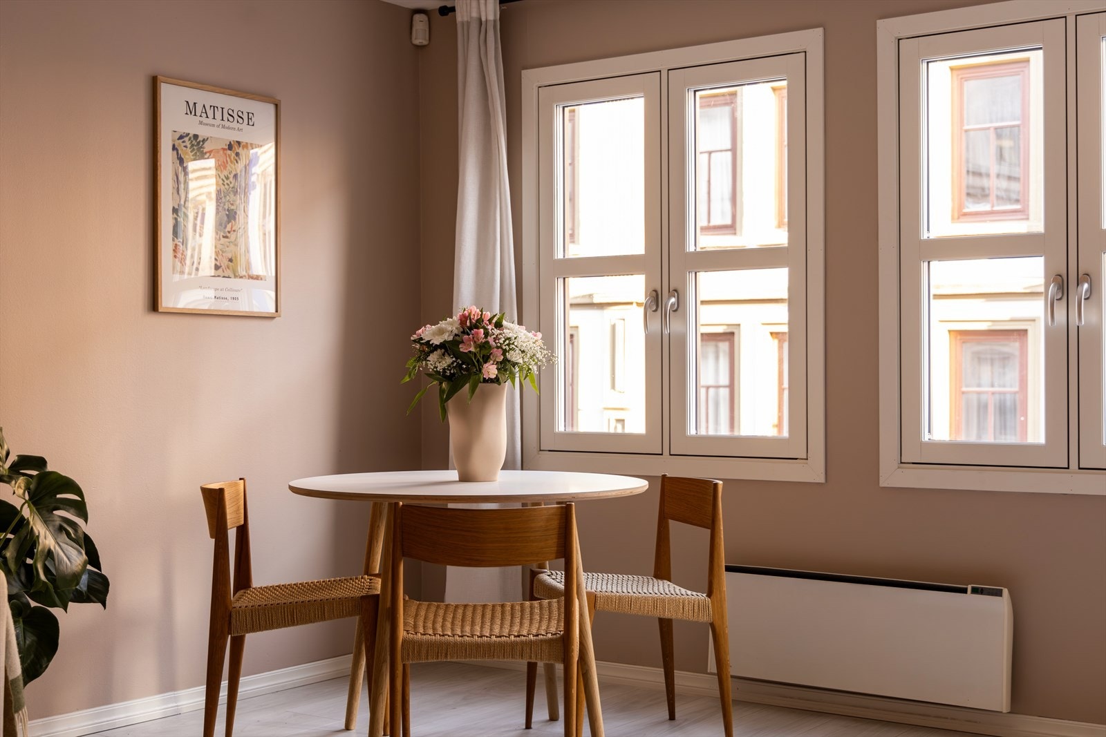 Det er god plass til et stort spisebord i stuen. Her samler du venner og familie til hyggelige lag! Galleribilde