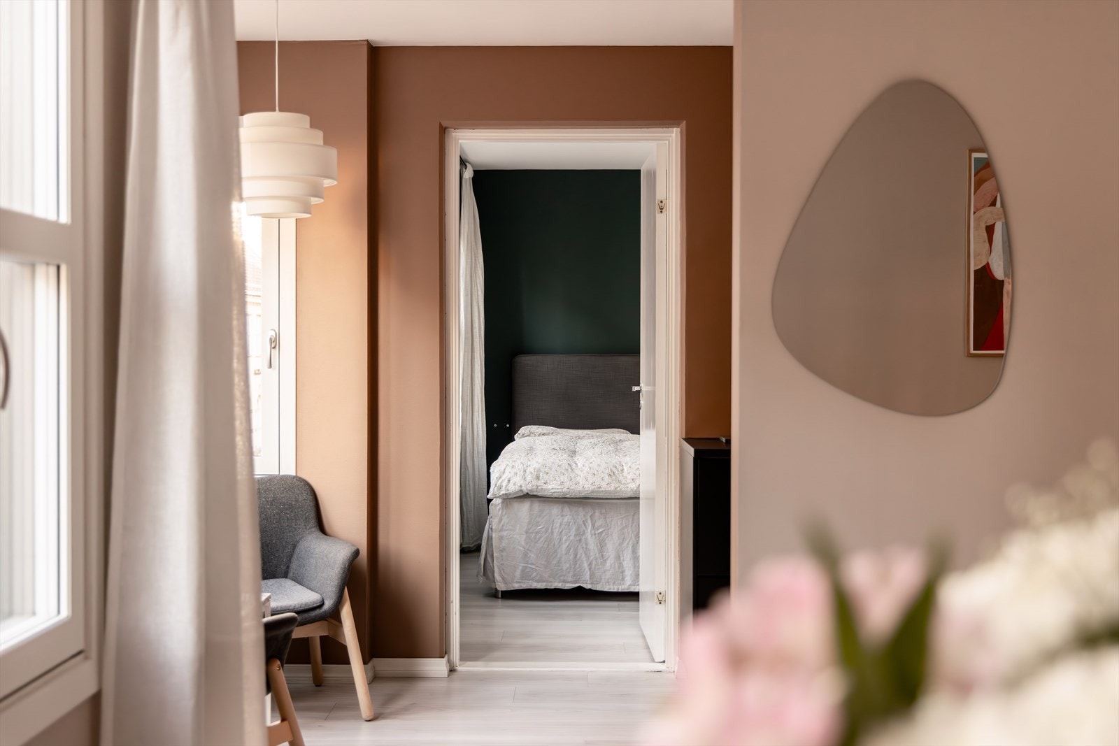 Boligen disponerer en kjellerbod på ca. 2 kvm og en loftsbod på ca. 4 kvm. Galleribilde