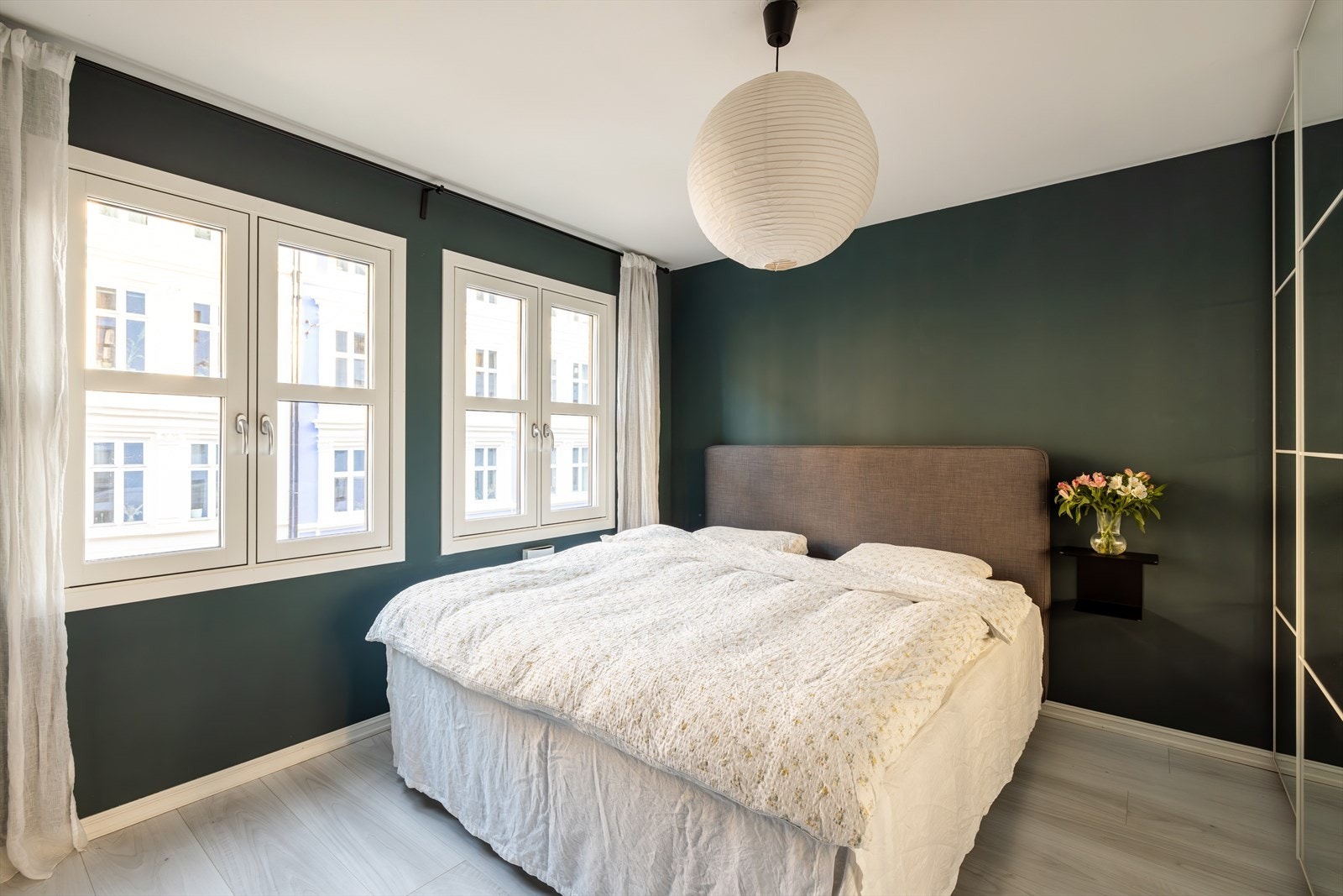 Det er god plass til en dobbeltseng og nattbord. Også i dette rommet sørger de store vindusflatene for et herlig lysinnfall! Galleribilde