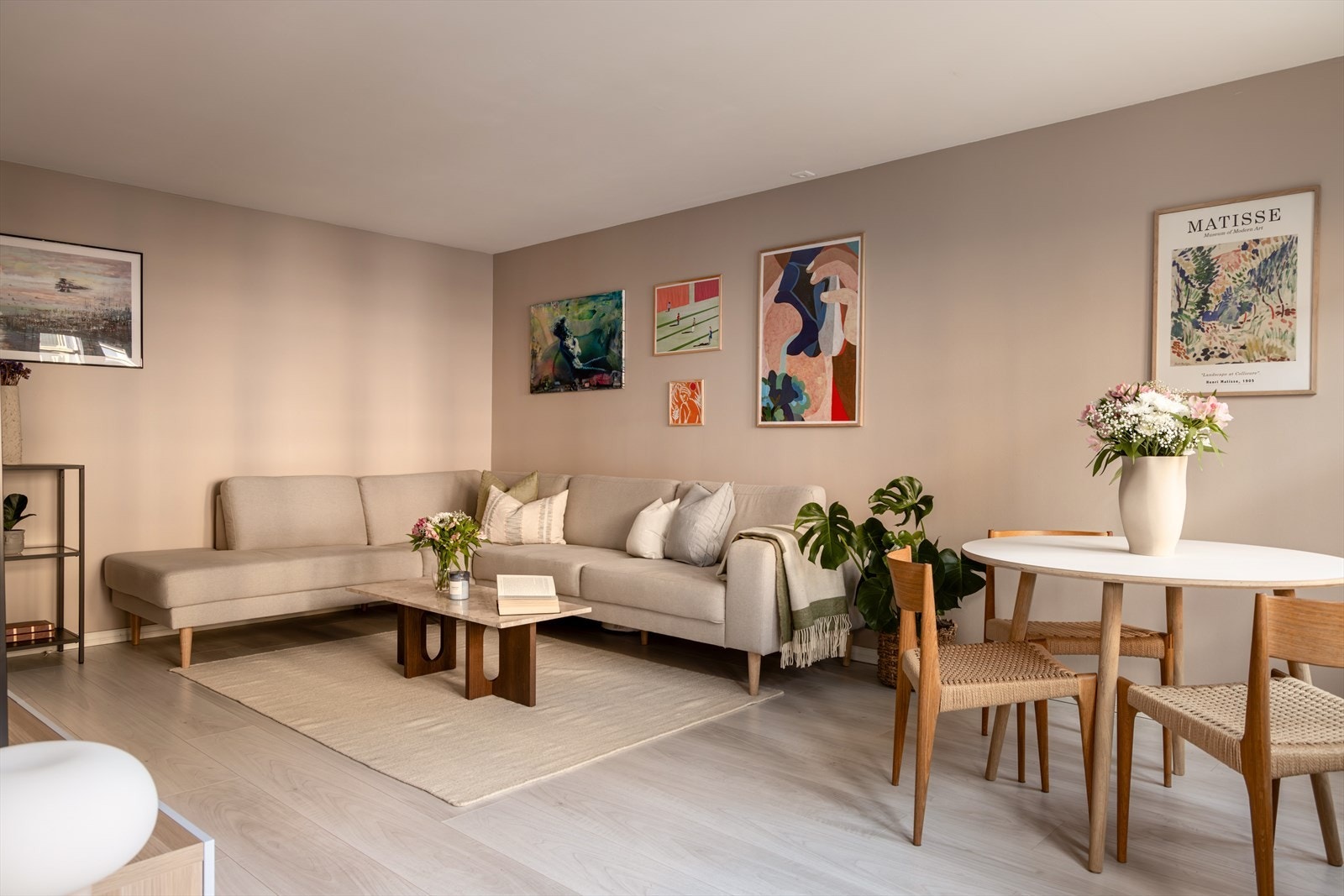 Stuen har en god planløsning med naturlige soner for sofagruppe, spisebord og TV-møblement. Et perfekt rom for både avslapning og sosiale sammenkomster. Galleribilde