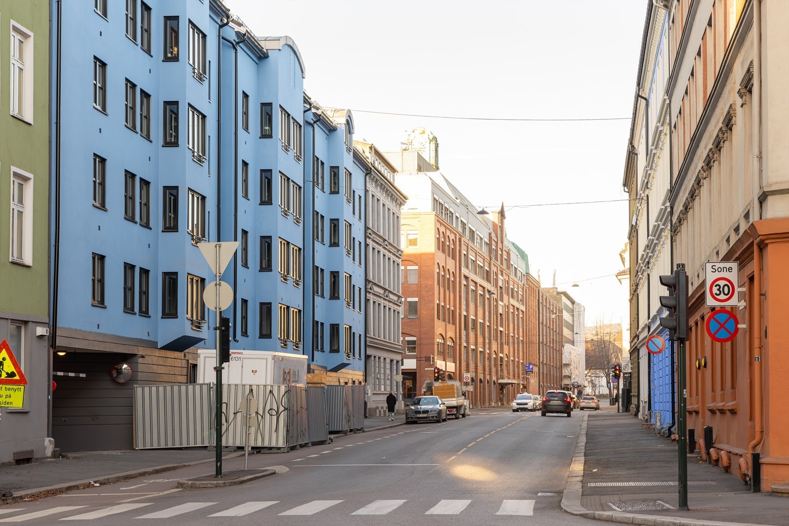 Velkommen til Herslebs gate 9 - Et ryddig sameie hvor fasaden er rehabilitert i 2024 i tillegg til at det er satt inn nye vinduer i 2024. Sentral beliggenhet med godt tilbud av offentlig kommunikasjon. Boligen ligger høyt til i 3. etg. m/enkel heisadkomst Galleribilde