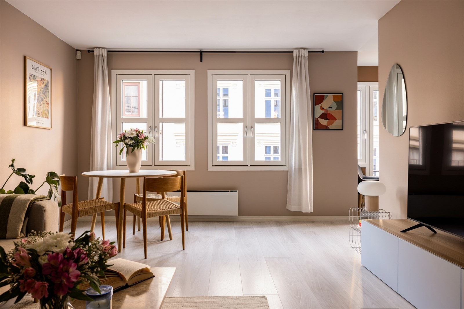 Stuen er malt i delikat fargetone og de store vinduene sørger for nydelig lysinnfall i boligen. Galleribilde