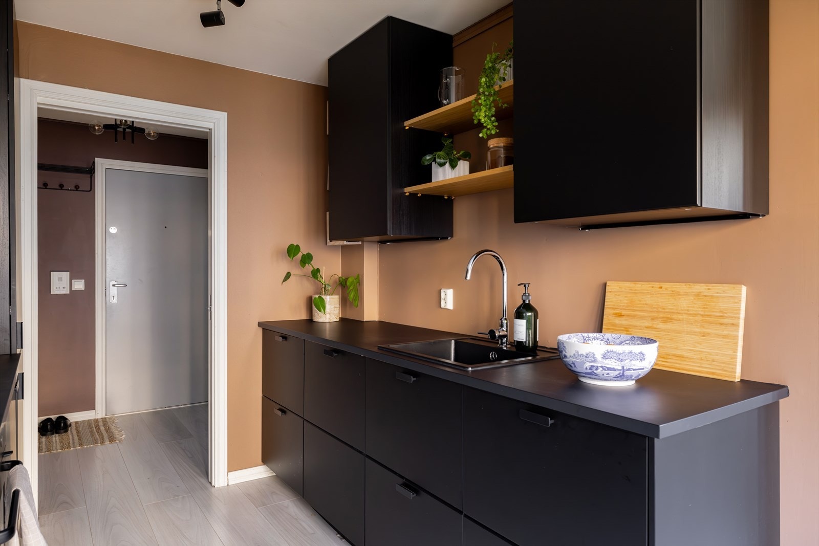 Kjøkkenet har også komfyrvakt installert i 2024. Ventilasjonen består av kullfilter og mekanisk avtrekk. Galleribilde