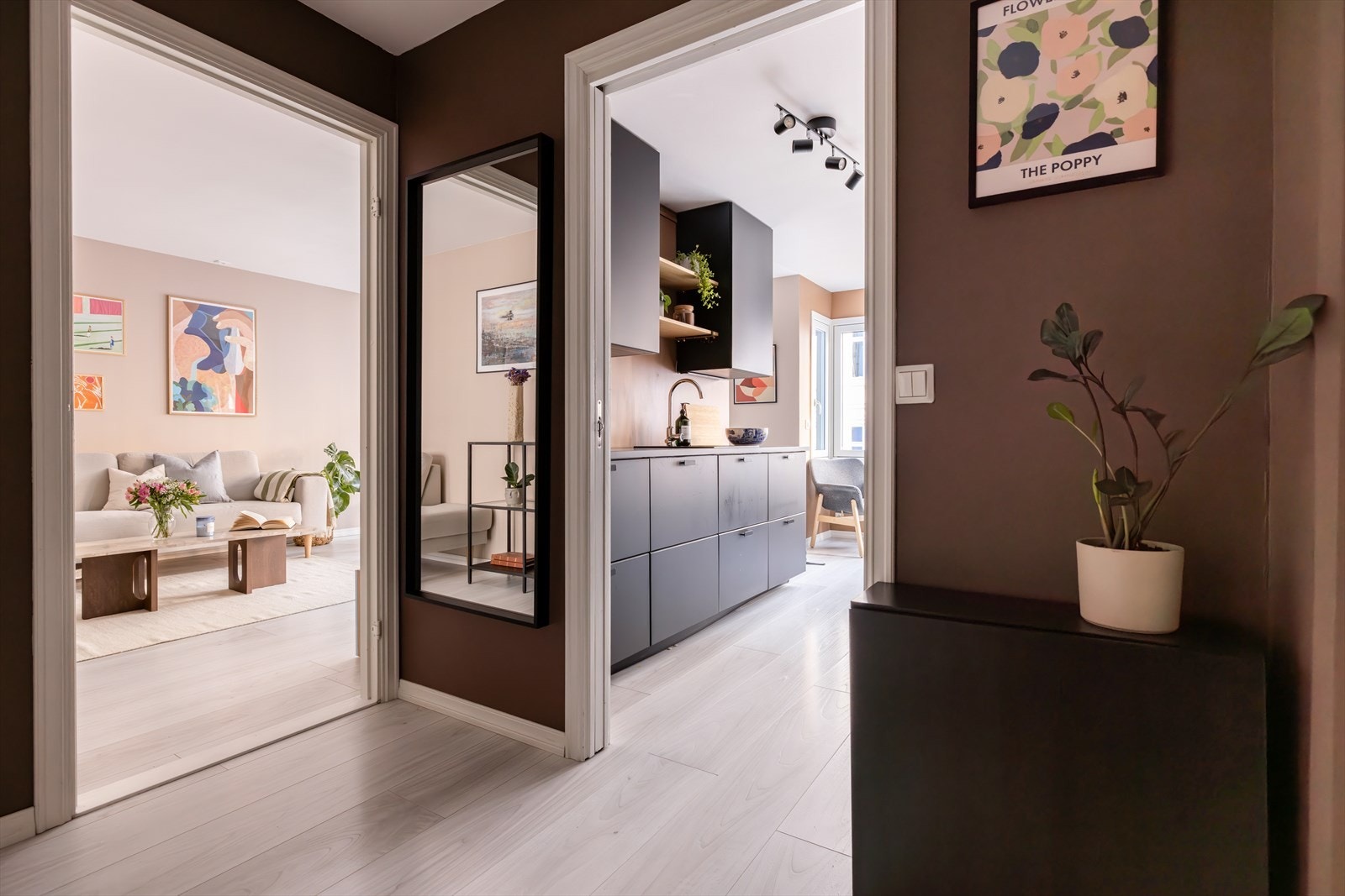 Velkommen inn! En innbydende entré gir et godt førsteinntrykk av leiligheten. Galleribilde