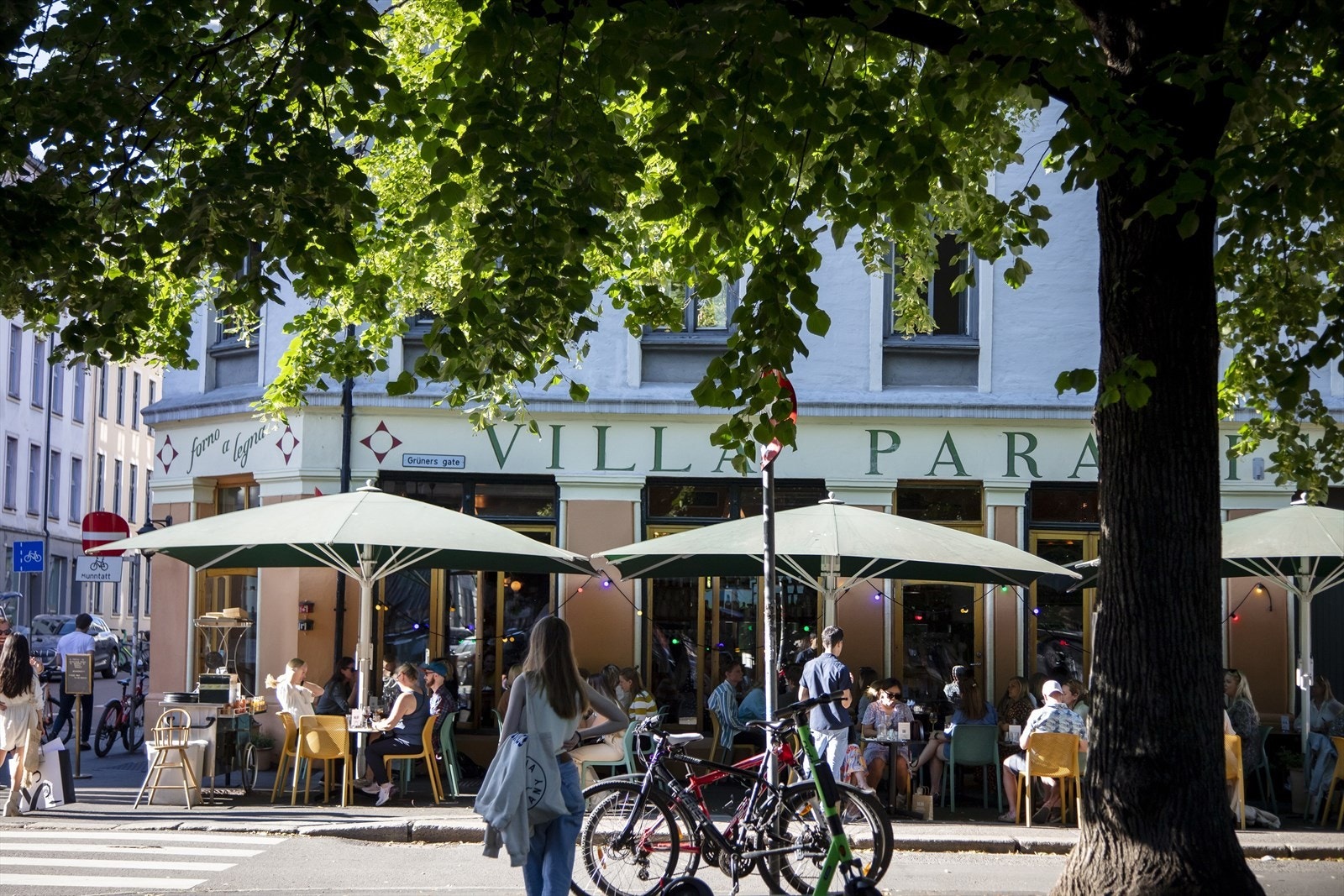 Grunerløkka er i dag mest kjent for sitt pulserende uteliv, hyggelige gatecaférer, markeder og små nisjeforretninger. Galleribilde