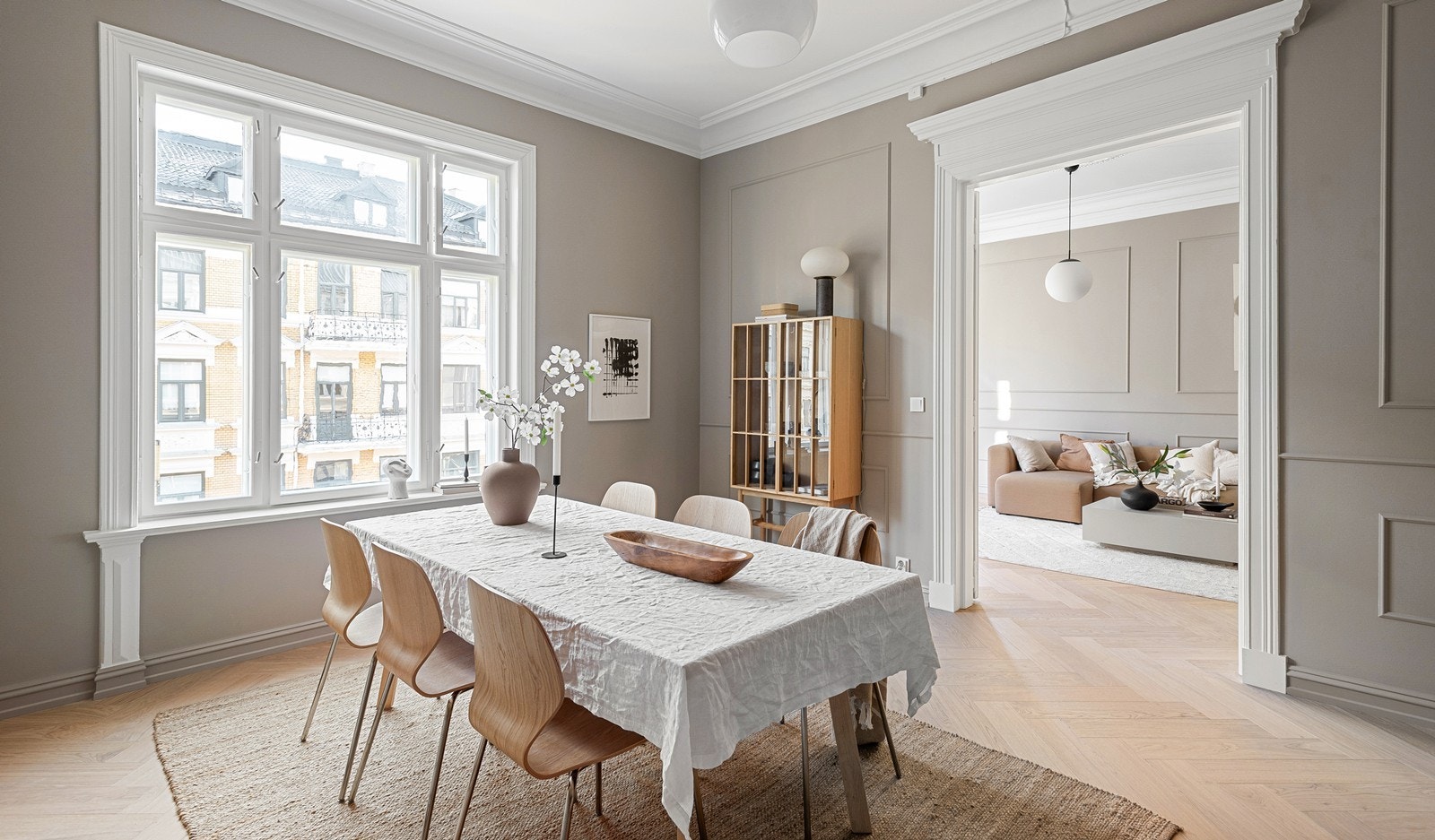 Det er god plass til spisebord på kjøkkenet Galleribilde