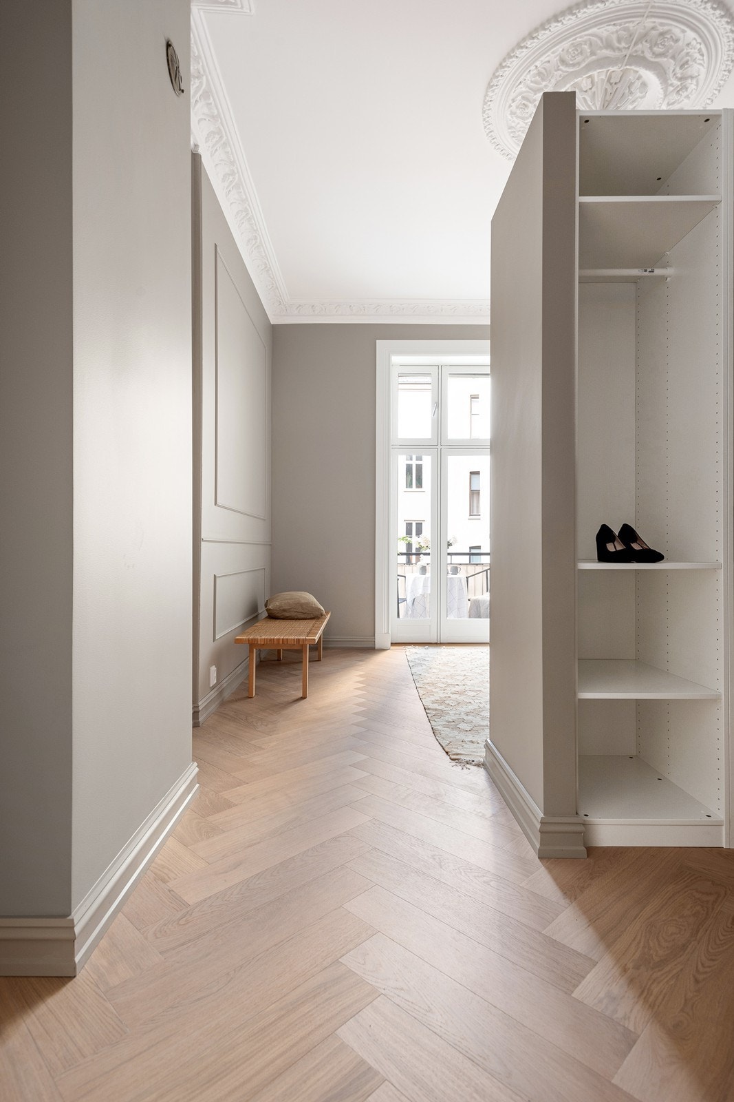 Stort hovedsoverom med walk-in, balkong og enkel adkomst til bad Galleribilde
